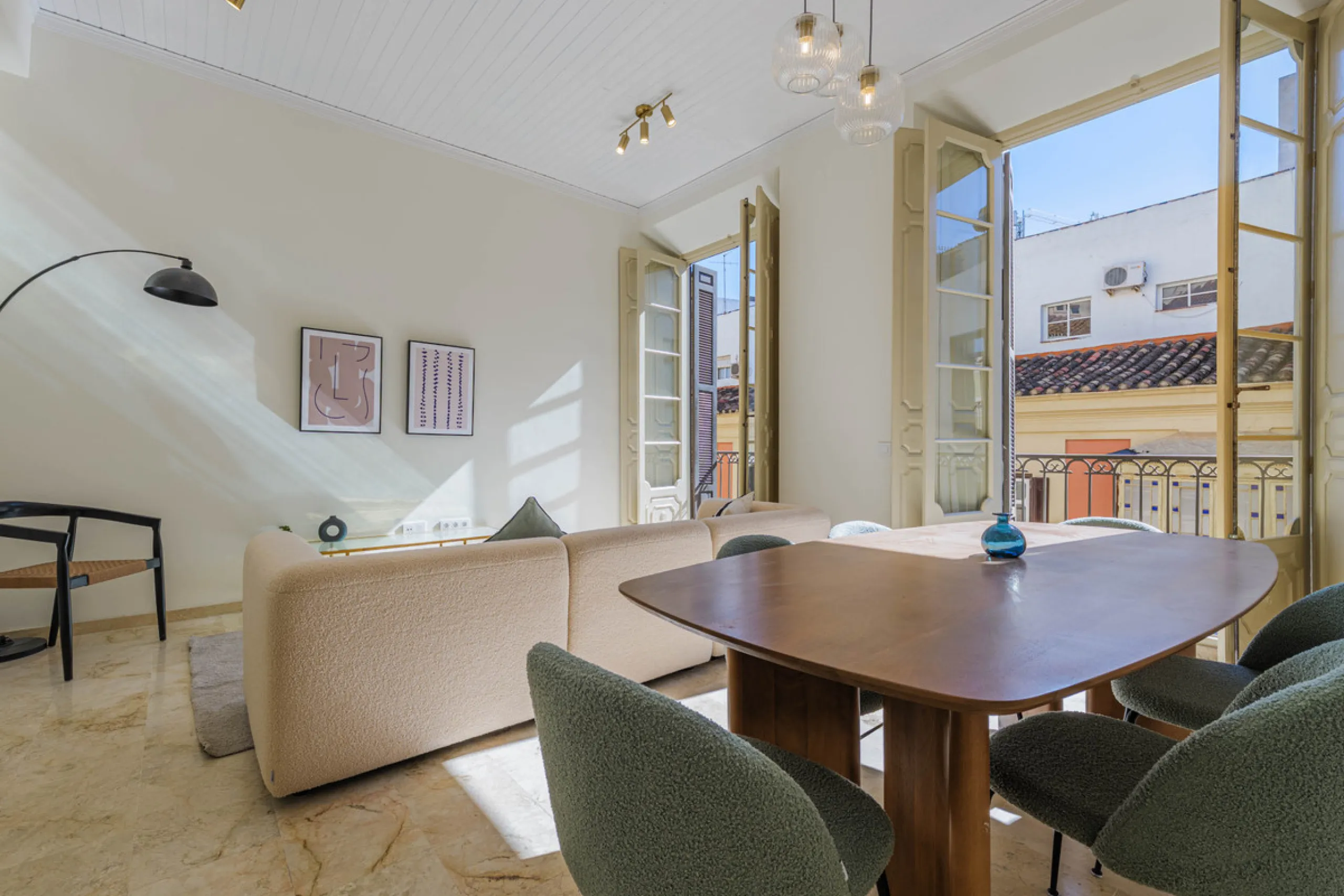 Modern apartment located on the third floor of a unique building located in the Historical Center of Malaga, designed by the renowned architect Gerónimo Cuervo, author of emblematic works such as the Cervantes Theatre, the Gálvez Hospital, the Church of S