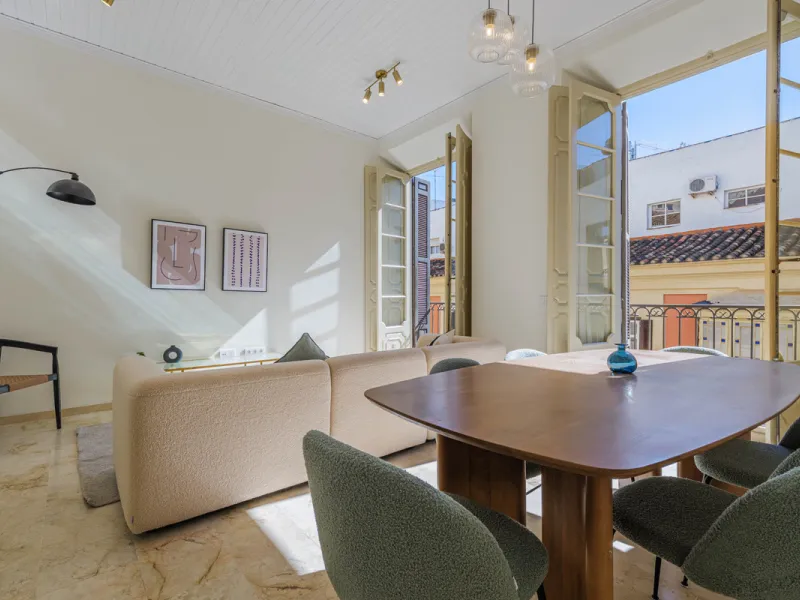 Modern apartment located on the third floor of a unique building located in the Historical Center of Malaga, designed by the renowned architect Gerónimo Cuervo, author of emblematic works such as the Cervantes Theatre, the Gálvez Hospital, the Church of S