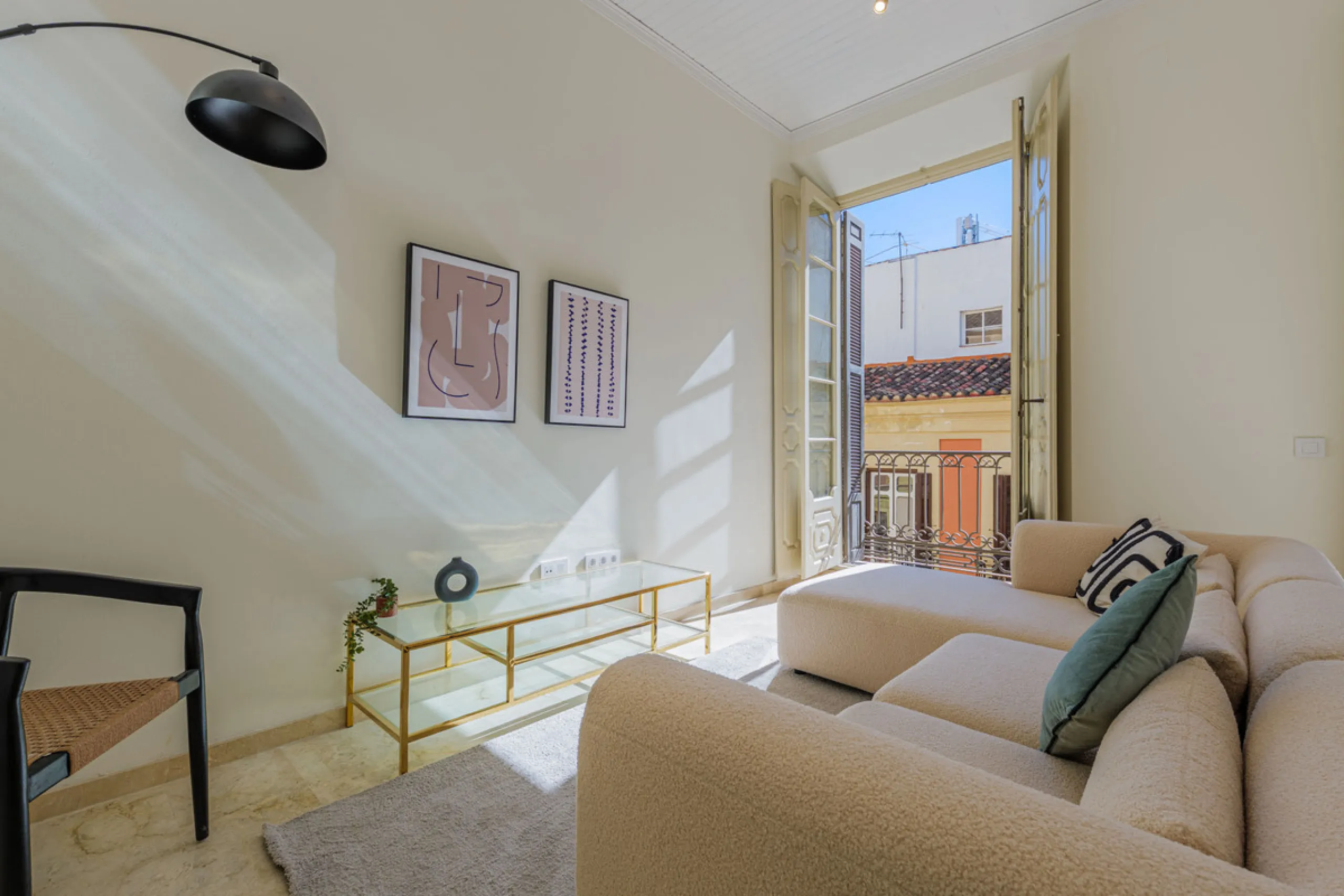 Modern apartment located on the third floor of a unique building located in the Historical Center of Malaga, designed by the renowned architect Gerónimo Cuervo, author of emblematic works such as the Cervantes Theatre, the Gálvez Hospital, the Church of S