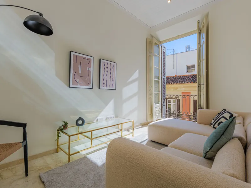Modern apartment located on the third floor of a unique building located in the Historical Center of Malaga, designed by the renowned architect Gerónimo Cuervo, author of emblematic works such as the Cervantes Theatre, the Gálvez Hospital, the Church of S
