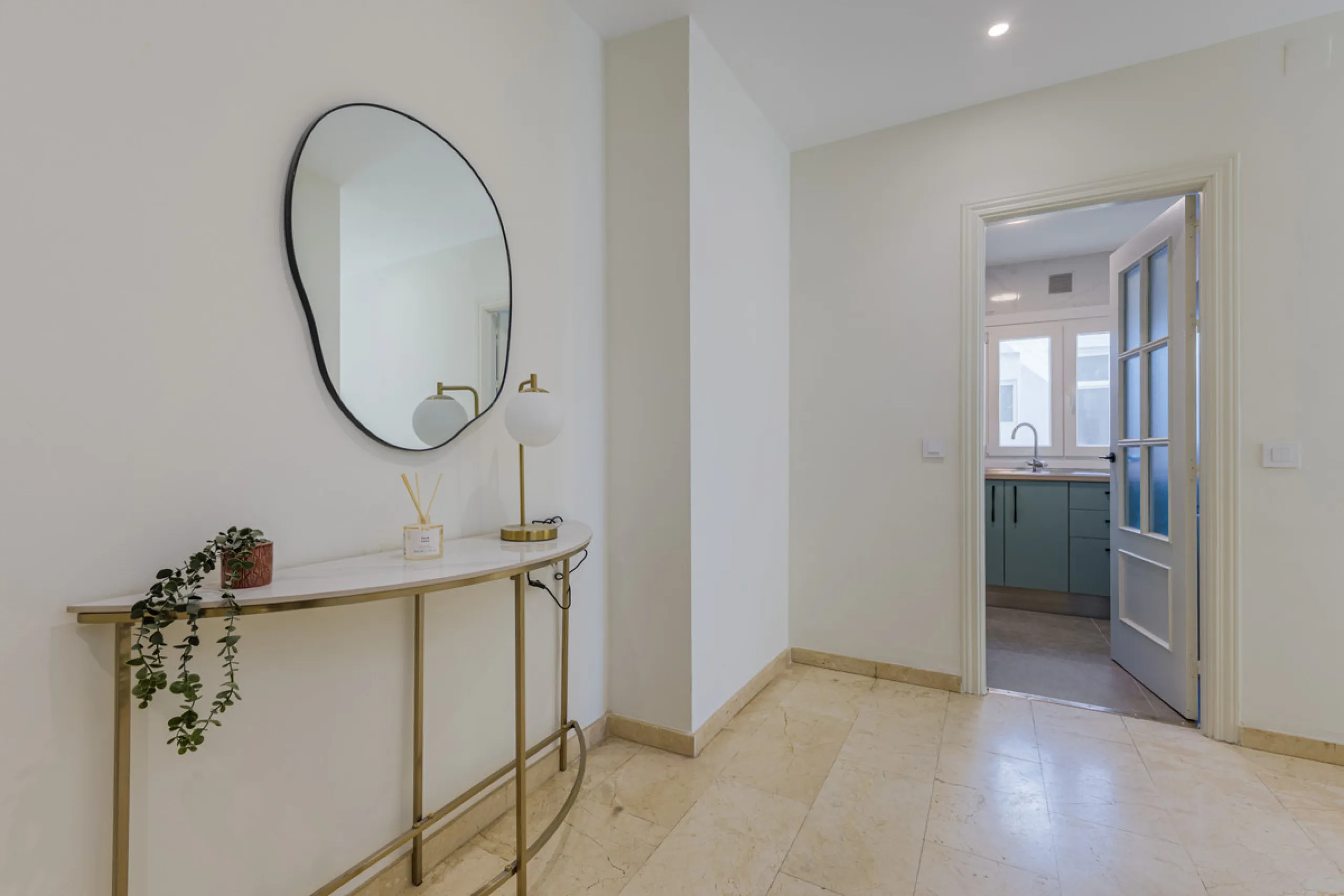 Modern apartment located on the third floor of a unique building located in the Historical Center of Malaga, designed by the renowned architect Gerónimo Cuervo, author of emblematic works such as the Cervantes Theatre, the Gálvez Hospital, the Church of S