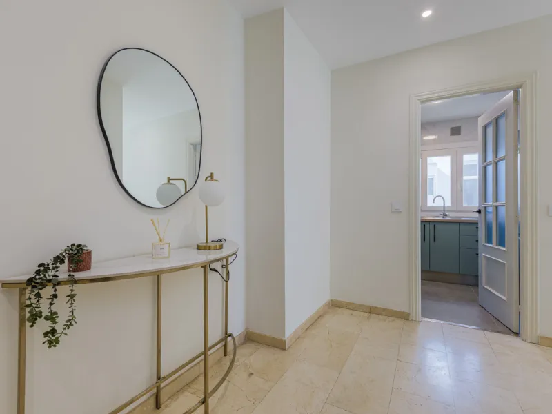 Modern apartment located on the third floor of a unique building located in the Historical Center of Malaga, designed by the renowned architect Gerónimo Cuervo, author of emblematic works such as the Cervantes Theatre, the Gálvez Hospital, the Church of S