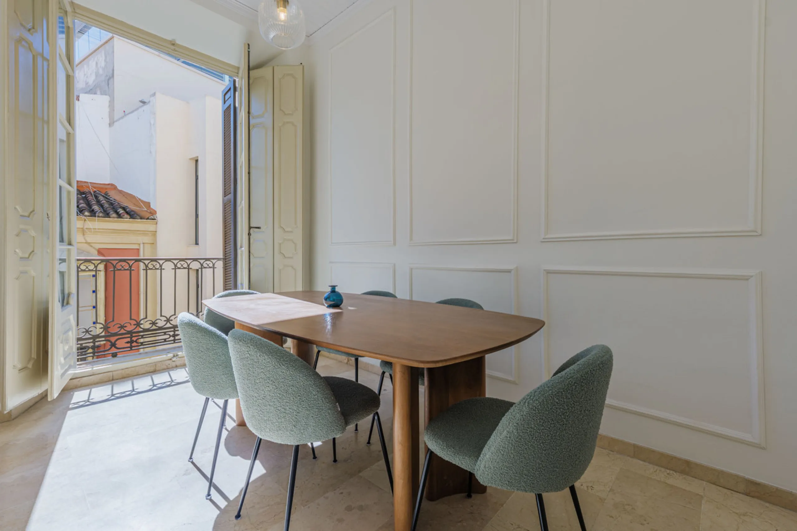 Modern apartment located on the third floor of a unique building located in the Historical Center of Malaga, designed by the renowned architect Gerónimo Cuervo, author of emblematic works such as the Cervantes Theatre, the Gálvez Hospital, the Church of S