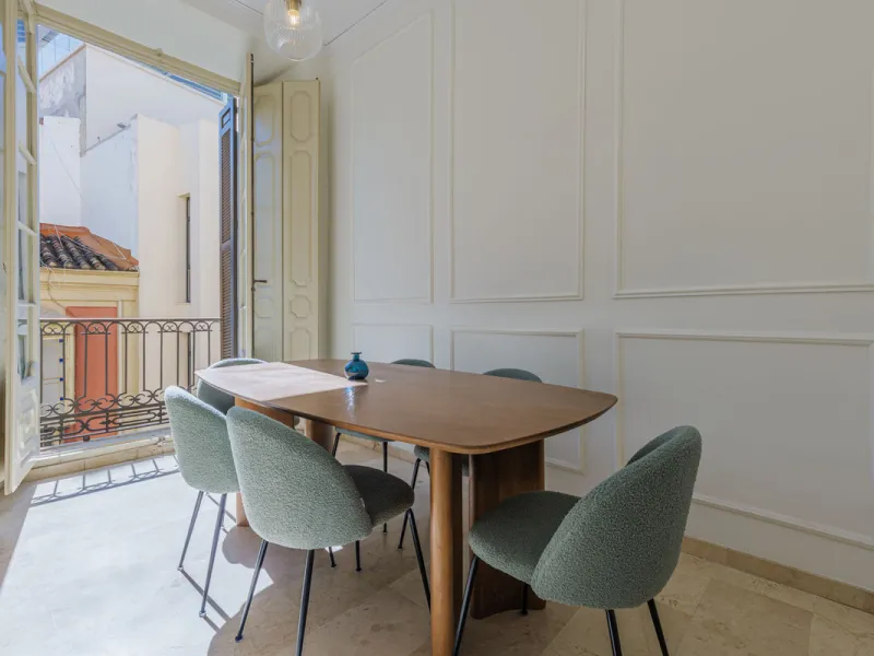 Modern apartment located on the third floor of a unique building located in the Historical Center of Malaga, designed by the renowned architect Gerónimo Cuervo, author of emblematic works such as the Cervantes Theatre, the Gálvez Hospital, the Church of S