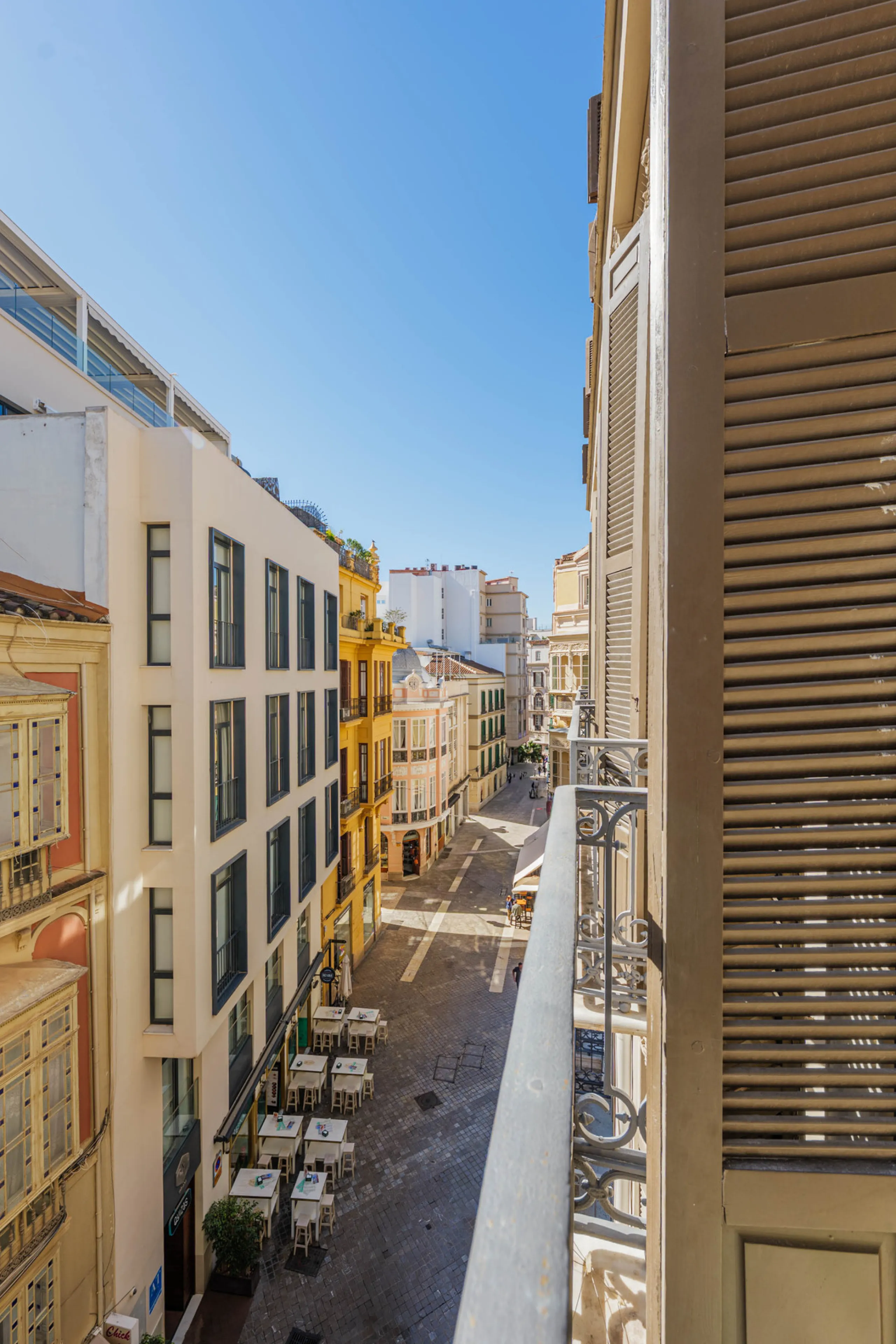 Modern apartment located on the third floor of a unique building located in the Historical Center of Malaga, designed by the renowned architect Gerónimo Cuervo, author of emblematic works such as the Cervantes Theatre, the Gálvez Hospital, the Church of S