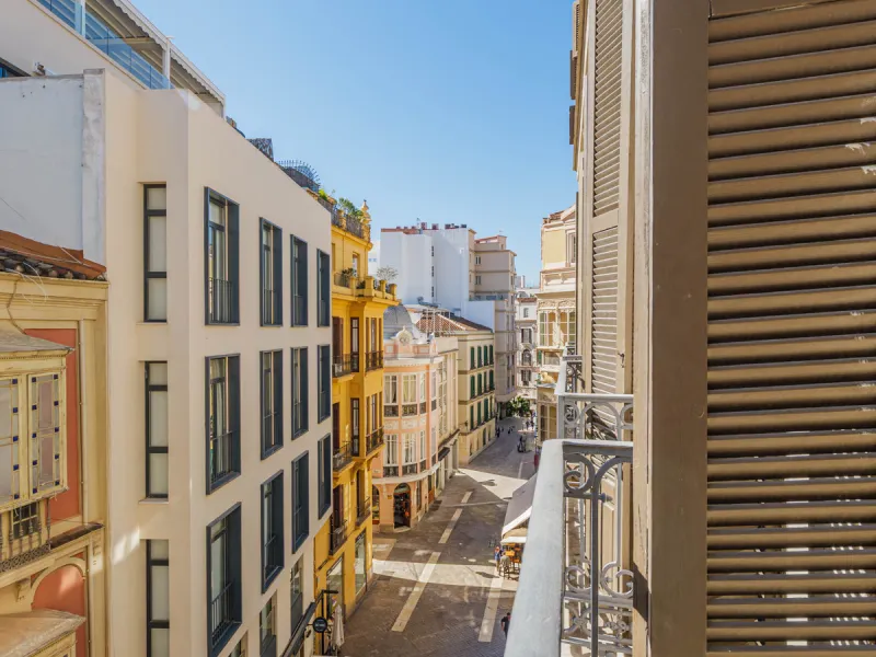 Modern apartment located on the third floor of a unique building located in the Historical Center of Malaga, designed by the renowned architect Gerónimo Cuervo, author of emblematic works such as the Cervantes Theatre, the Gálvez Hospital, the Church of S