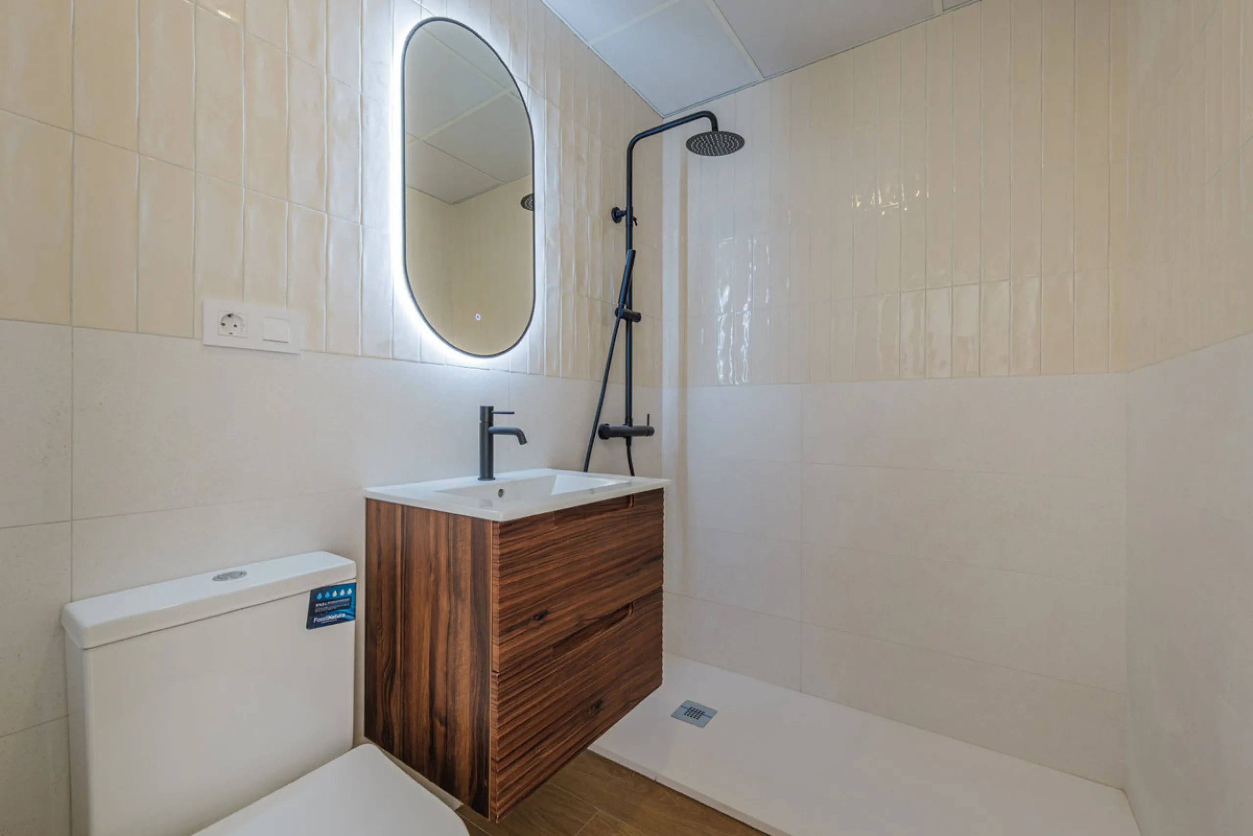 Modern apartment located on the third floor of a unique building located in the Historical Center of Malaga, designed by the renowned architect Gerónimo Cuervo, author of emblematic works such as the Cervantes Theatre, the Gálvez Hospital, the Church of S