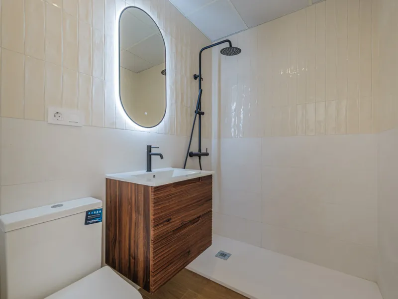Modern apartment located on the third floor of a unique building located in the Historical Center of Malaga, designed by the renowned architect Gerónimo Cuervo, author of emblematic works such as the Cervantes Theatre, the Gálvez Hospital, the Church of S