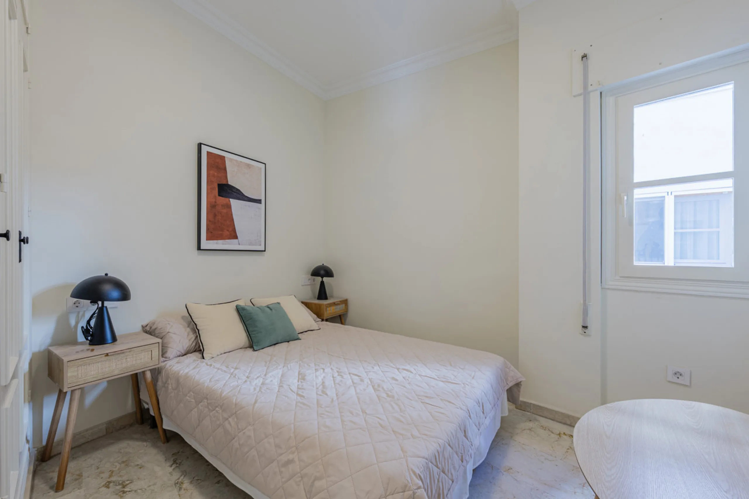 Modern apartment located on the third floor of a unique building located in the Historical Center of Malaga, designed by the renowned architect Gerónimo Cuervo, author of emblematic works such as the Cervantes Theatre, the Gálvez Hospital, the Church of S