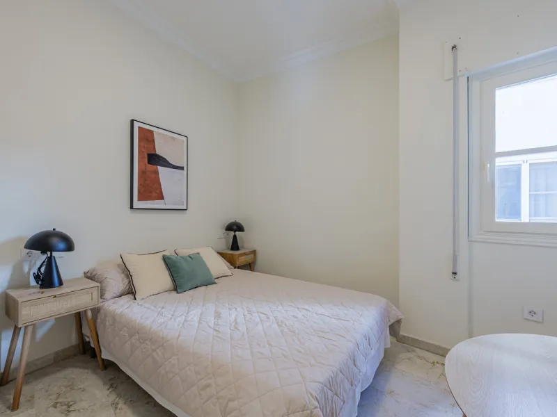 Modern apartment located on the third floor of a unique building located in the Historical Center of Malaga, designed by the renowned architect Gerónimo Cuervo, author of emblematic works such as the Cervantes Theatre, the Gálvez Hospital, the Church of S