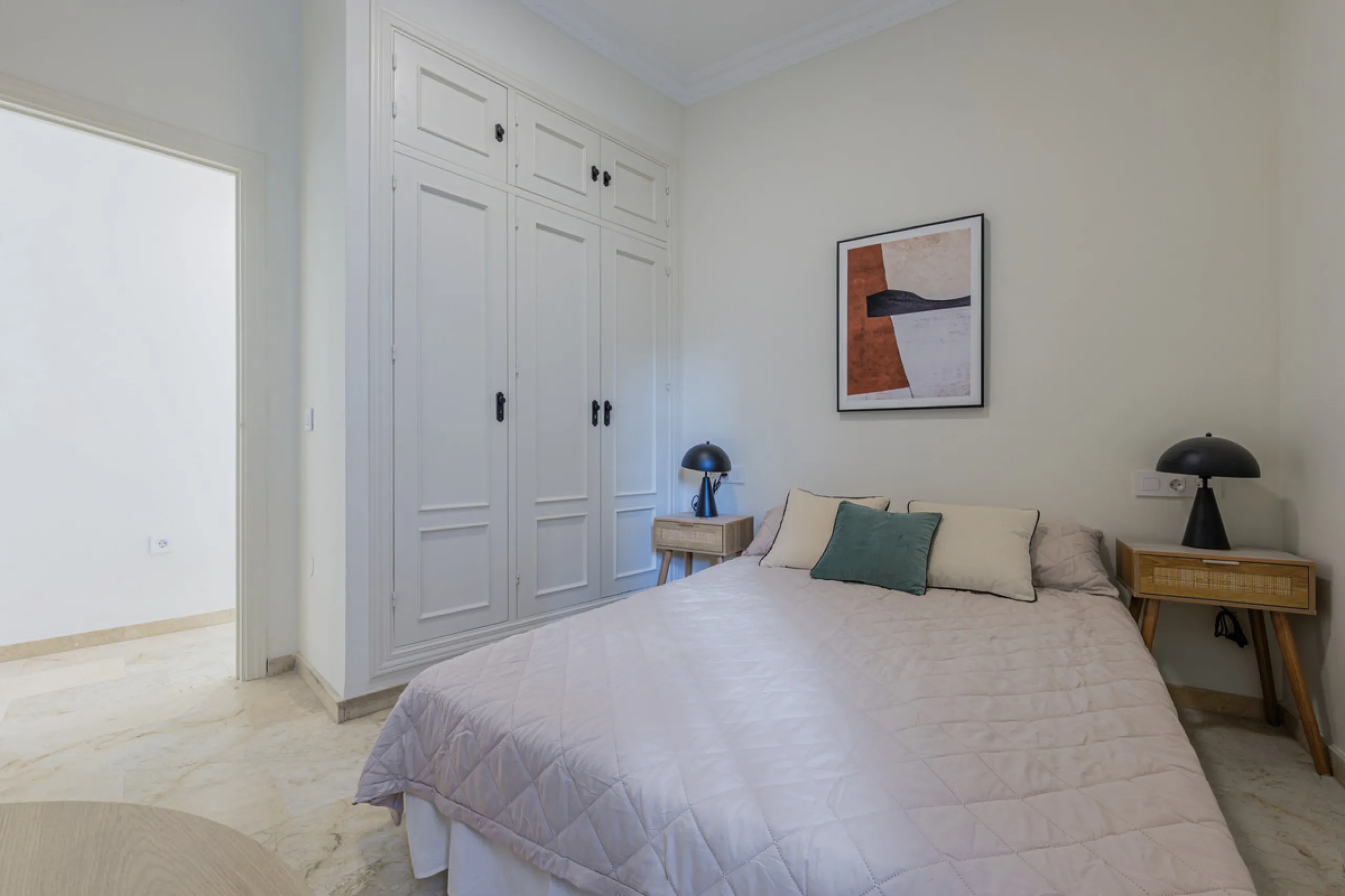 Modern apartment located on the third floor of a unique building located in the Historical Center of Malaga, designed by the renowned architect Gerónimo Cuervo, author of emblematic works such as the Cervantes Theatre, the Gálvez Hospital, the Church of S