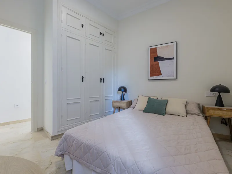 Modern apartment located on the third floor of a unique building located in the Historical Center of Malaga, designed by the renowned architect Gerónimo Cuervo, author of emblematic works such as the Cervantes Theatre, the Gálvez Hospital, the Church of S
