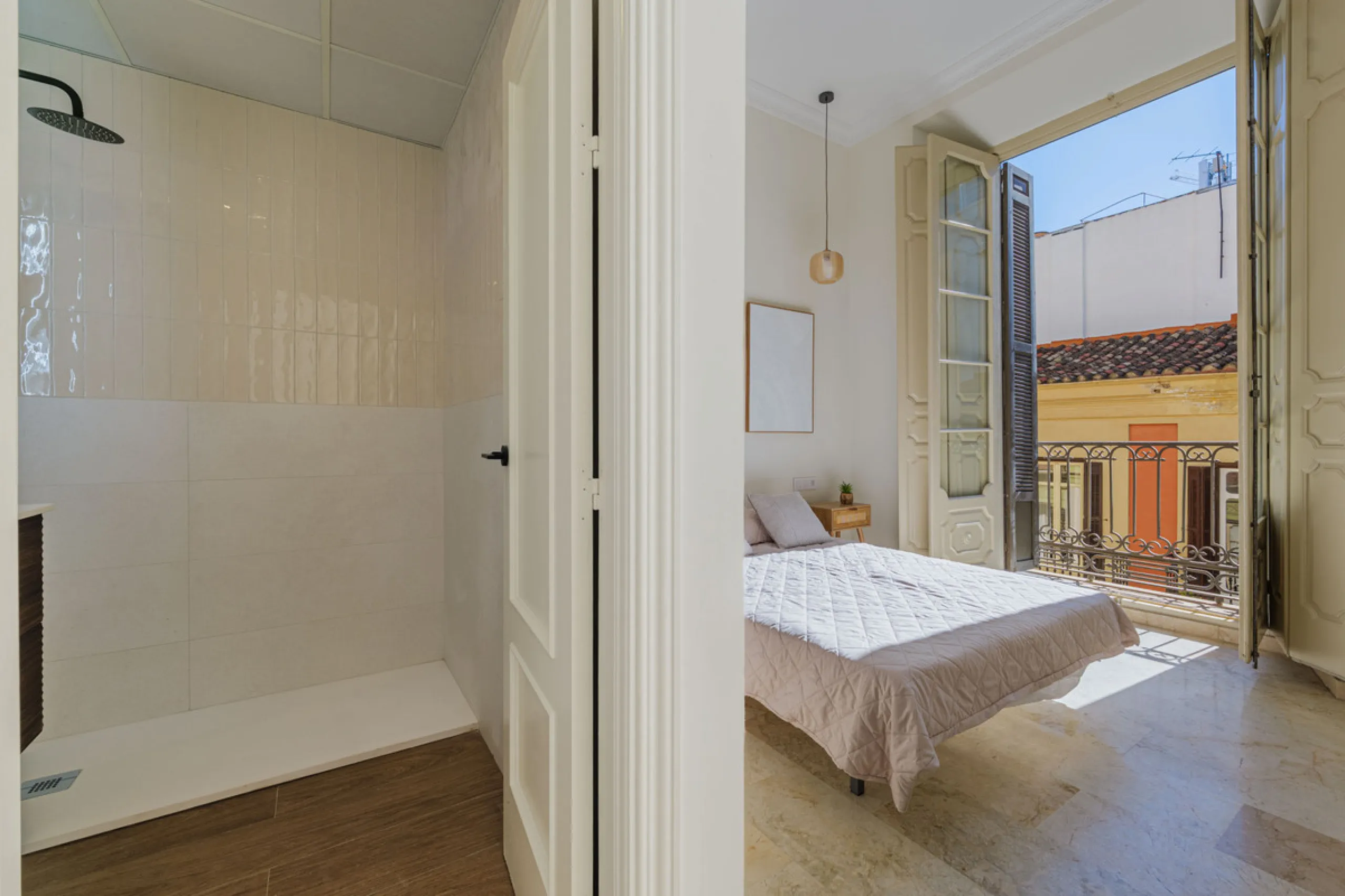 Modern apartment located on the third floor of a unique building located in the Historical Center of Malaga, designed by the renowned architect Gerónimo Cuervo, author of emblematic works such as the Cervantes Theatre, the Gálvez Hospital, the Church of S