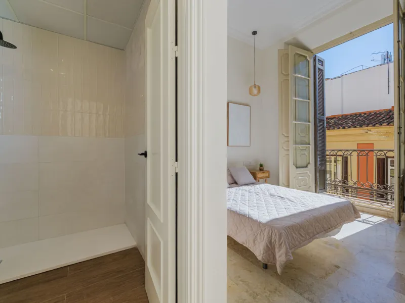 Modern apartment located on the third floor of a unique building located in the Historical Center of Malaga, designed by the renowned architect Gerónimo Cuervo, author of emblematic works such as the Cervantes Theatre, the Gálvez Hospital, the Church of S