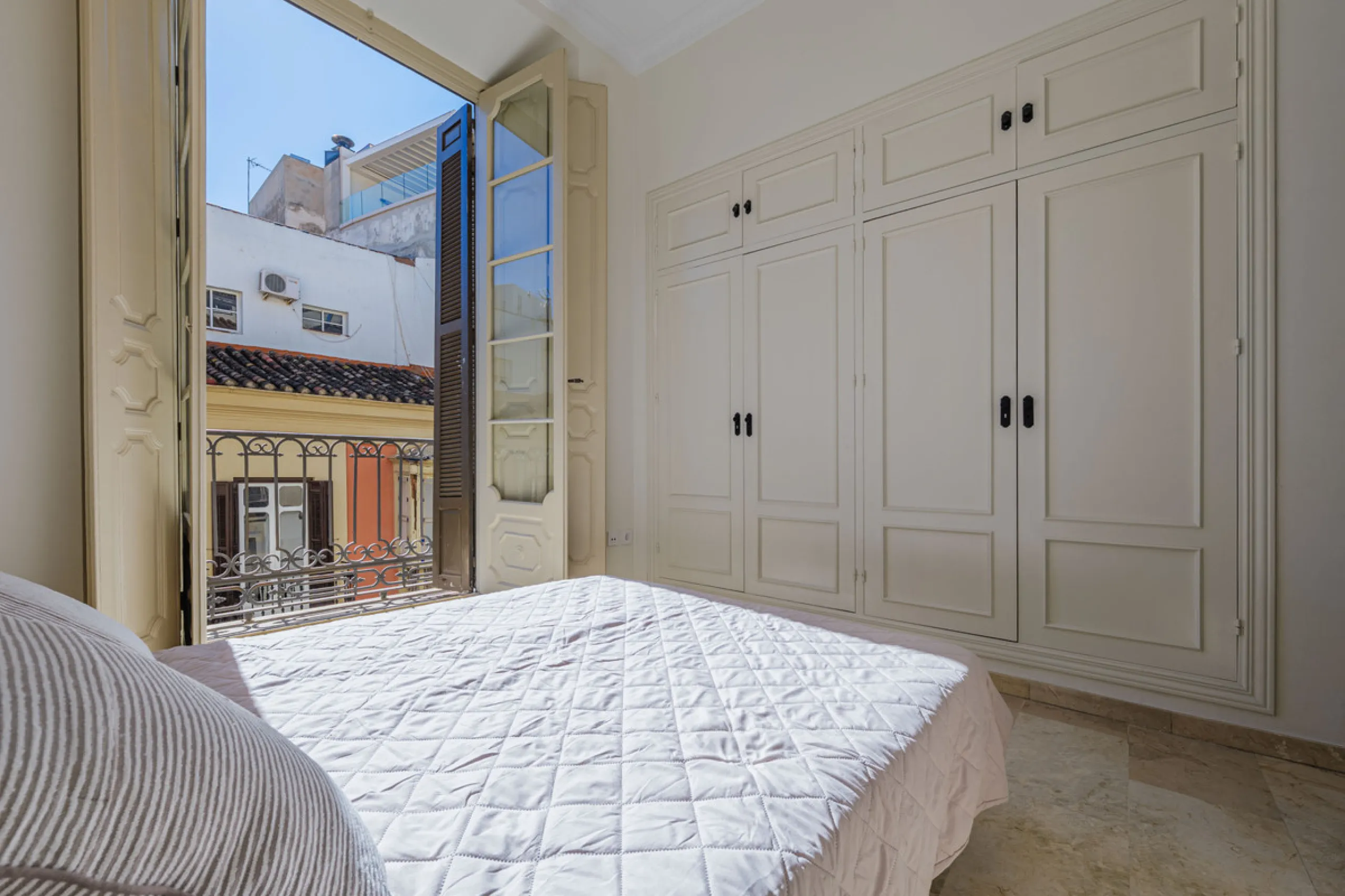 Modern apartment located on the third floor of a unique building located in the Historical Center of Malaga, designed by the renowned architect Gerónimo Cuervo, author of emblematic works such as the Cervantes Theatre, the Gálvez Hospital, the Church of S