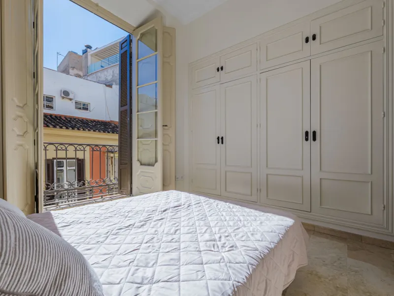 Modern apartment located on the third floor of a unique building located in the Historical Center of Malaga, designed by the renowned architect Gerónimo Cuervo, author of emblematic works such as the Cervantes Theatre, the Gálvez Hospital, the Church of S
