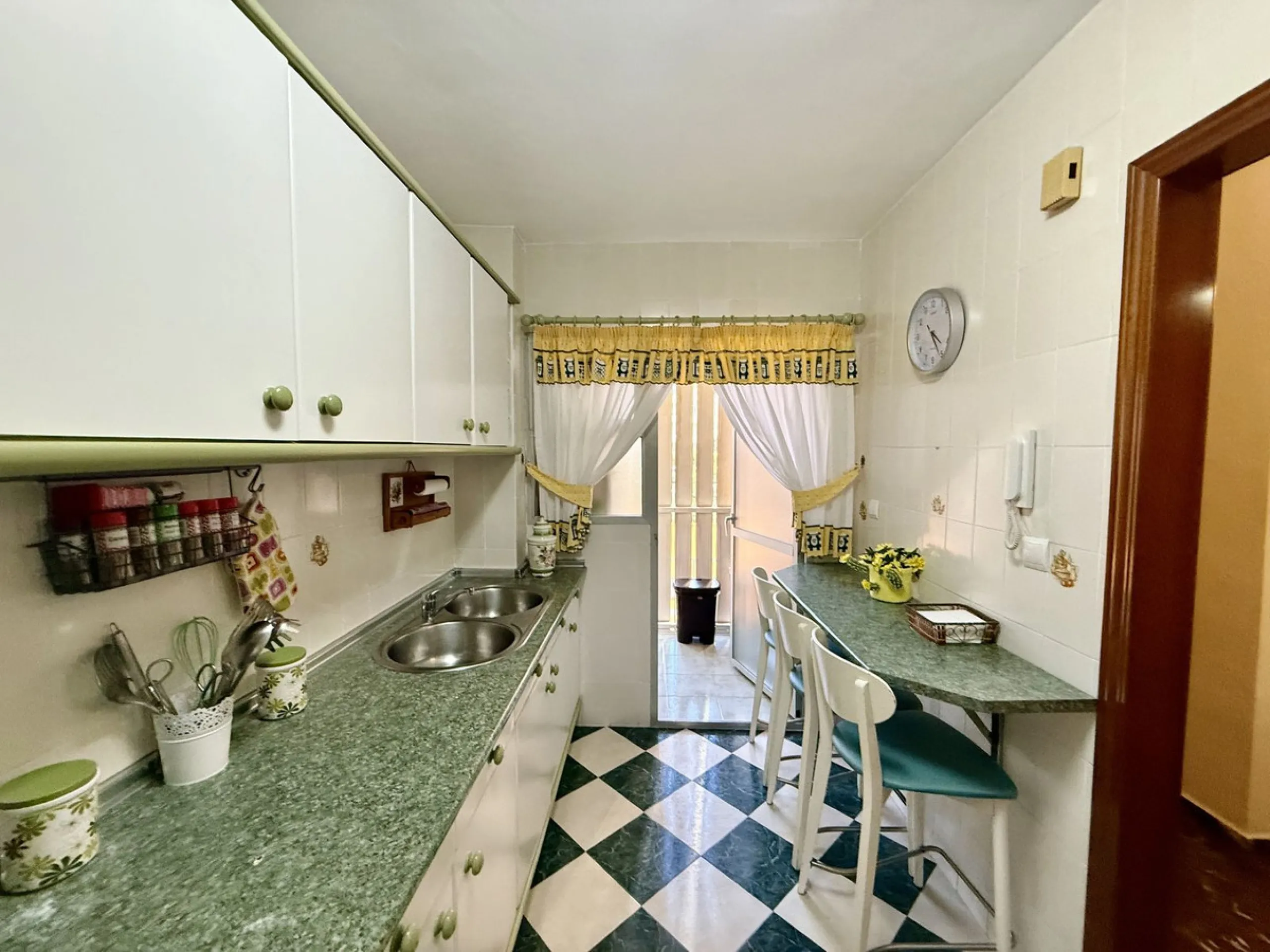 Apartment - Middle Floor Apartment в продаже в Fuengirola, Málaga. В доме 3 спален и 1 ванных комнат. Площадь дома 74 м²