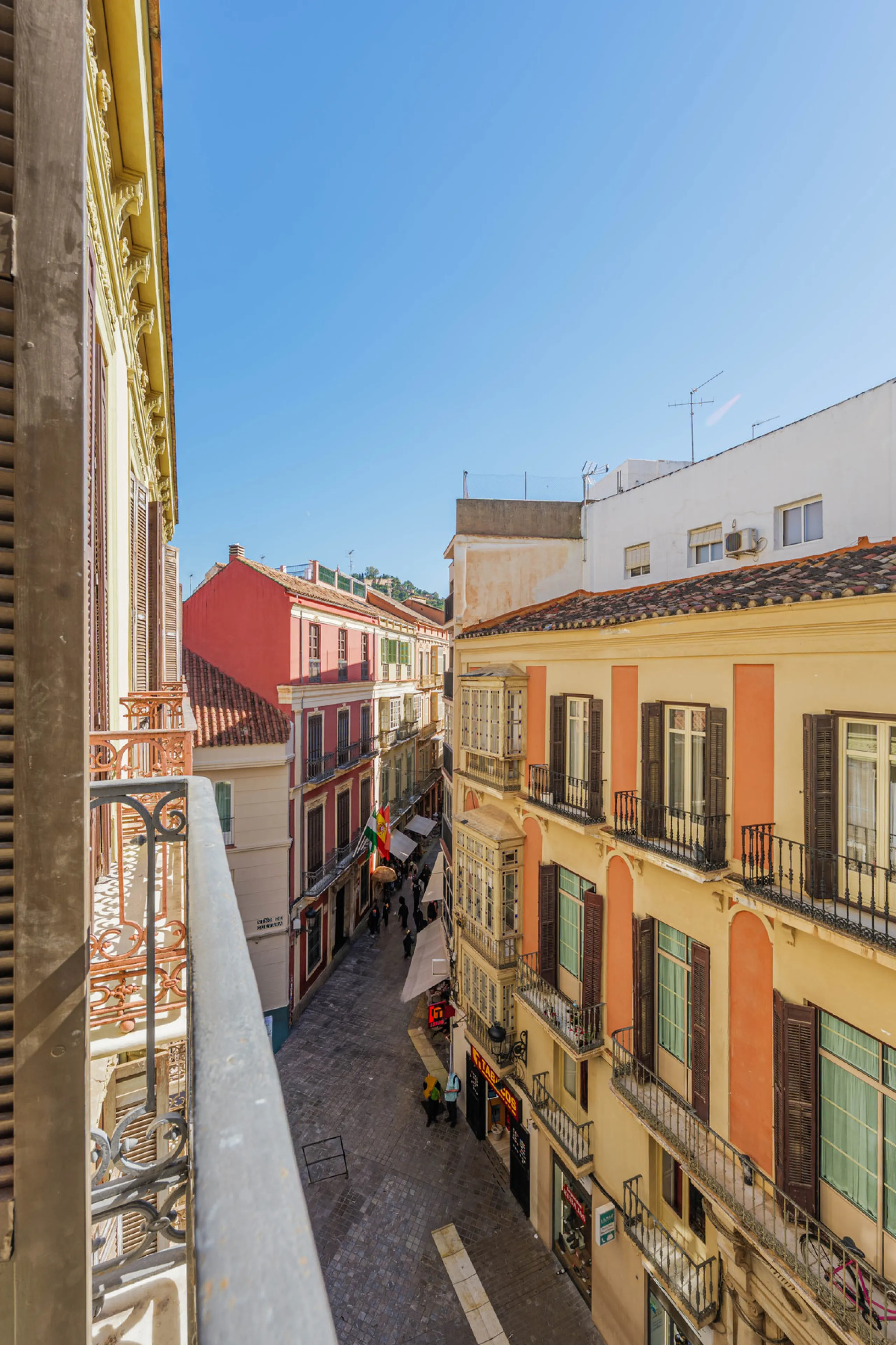 Modern apartment located on the third floor of a unique building located in the Historical Center of Malaga, designed by the renowned architect Gerónimo Cuervo, author of emblematic works such as the Cervantes Theatre, the Gálvez Hospital, the Church of S