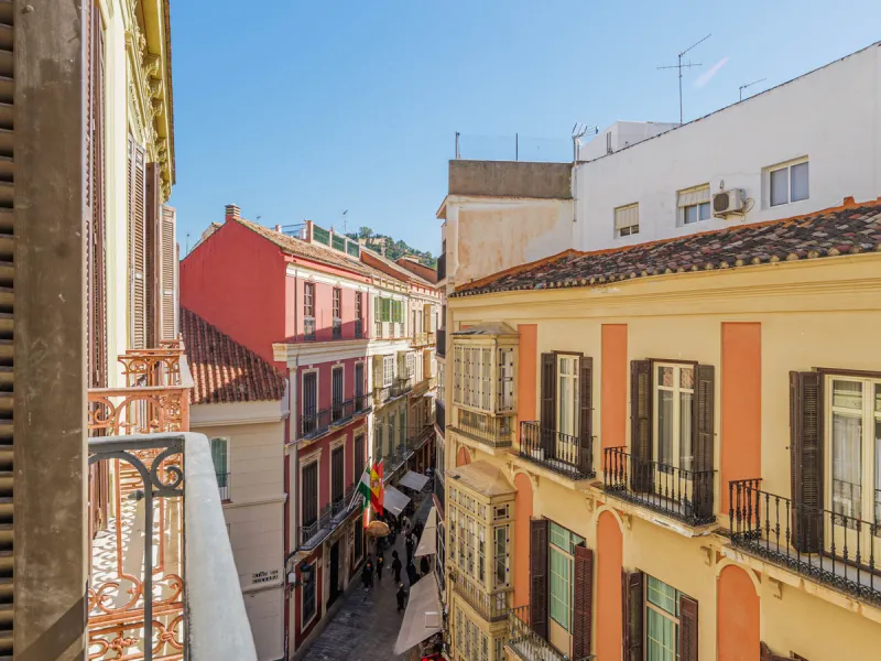 Modern apartment located on the third floor of a unique building located in the Historical Center of Malaga, designed by the renowned architect Gerónimo Cuervo, author of emblematic works such as the Cervantes Theatre, the Gálvez Hospital, the Church of S
