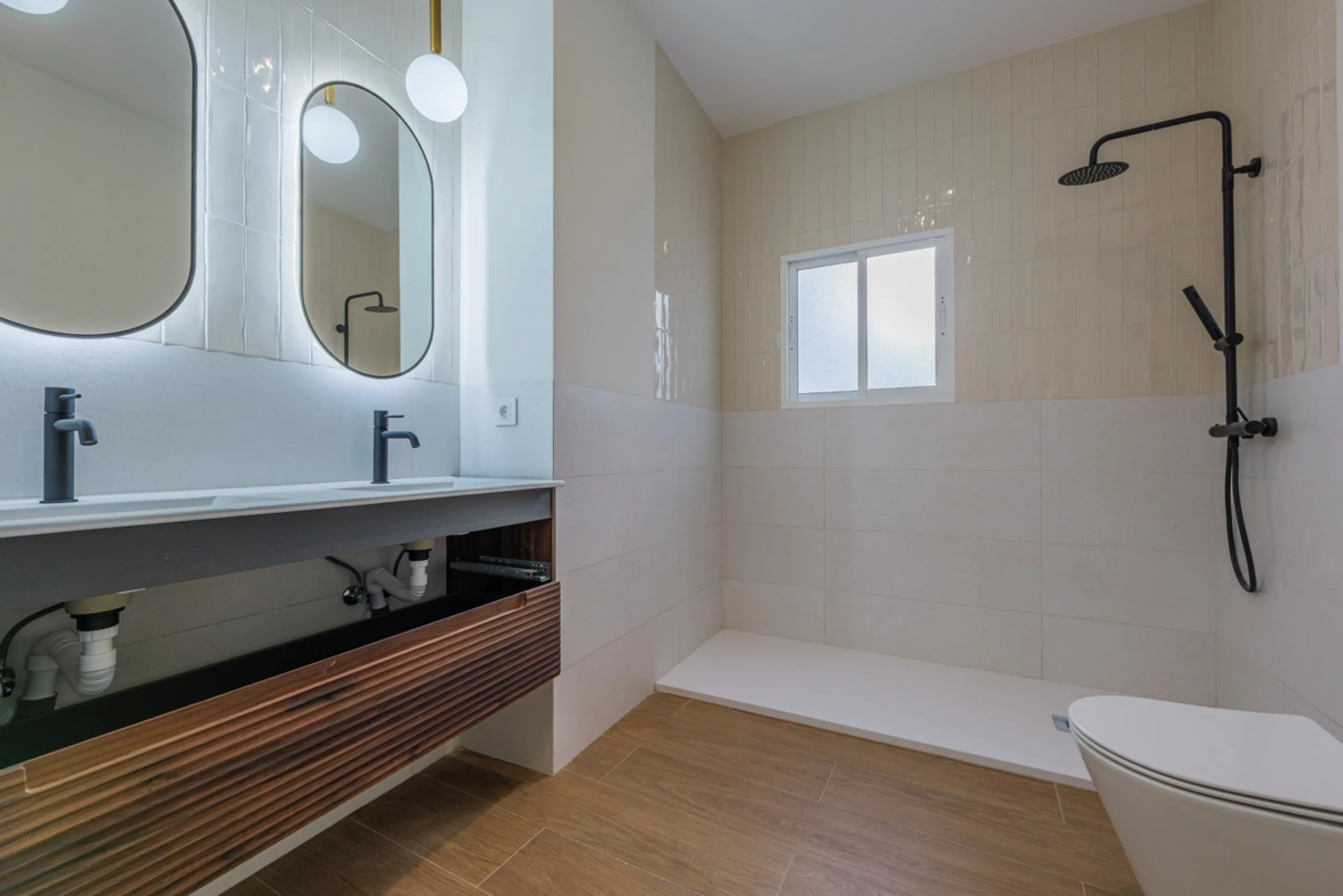 Modern apartment located on the third floor of a unique building located in the Historical Center of Malaga, designed by the renowned architect Gerónimo Cuervo, author of emblematic works such as the Cervantes Theatre, the Gálvez Hospital, the Church of S