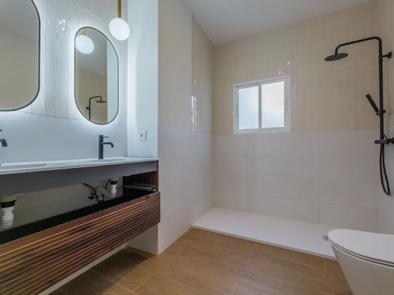 Modern apartment located on the third floor of a unique building located in the Historical Center of Malaga, designed by the renowned architect Gerónimo Cuervo, author of emblematic works such as the Cervantes Theatre, the Gálvez Hospital, the Church of S