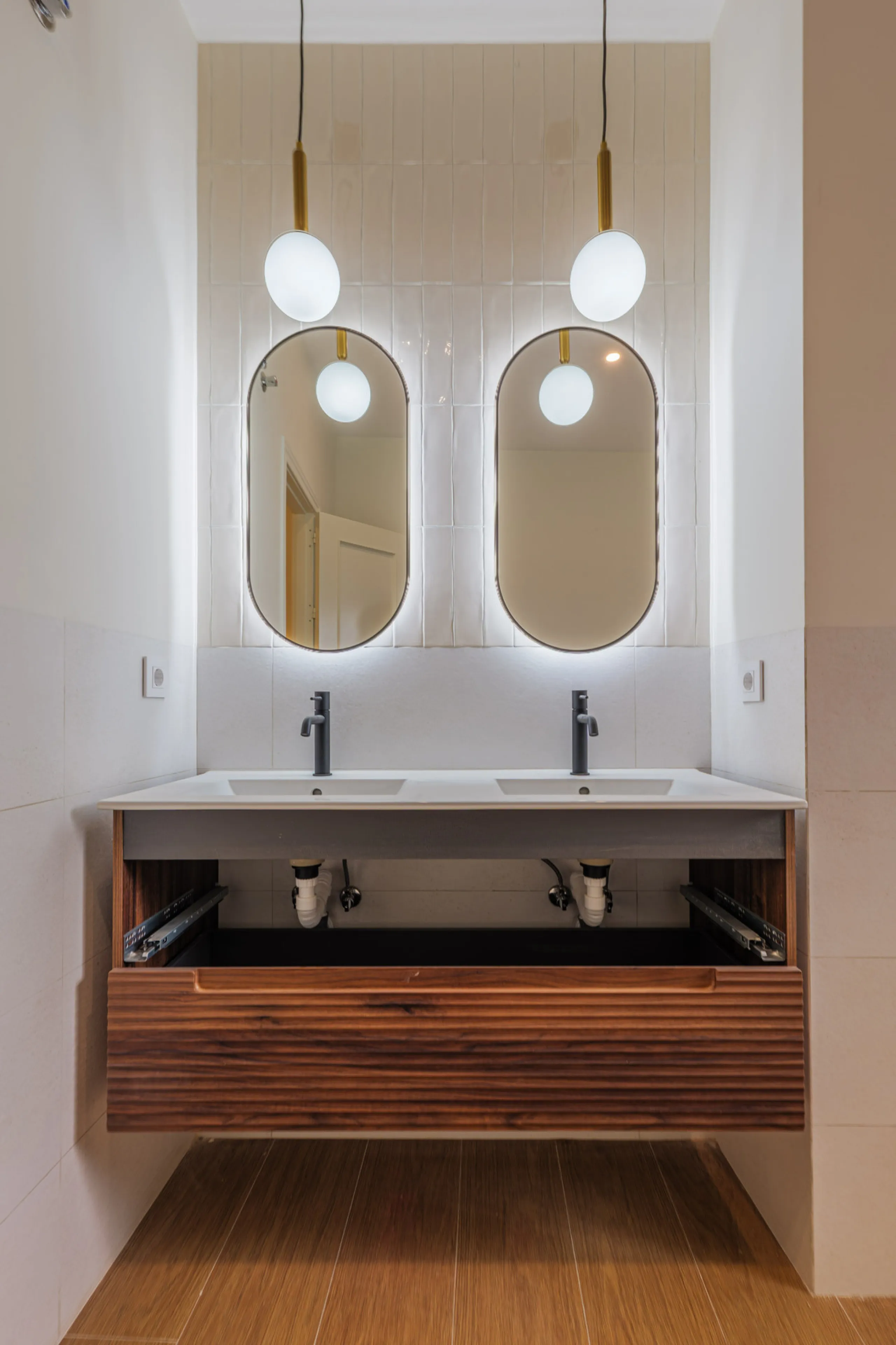 Modern apartment located on the third floor of a unique building located in the Historical Center of Malaga, designed by the renowned architect Gerónimo Cuervo, author of emblematic works such as the Cervantes Theatre, the Gálvez Hospital, the Church of S