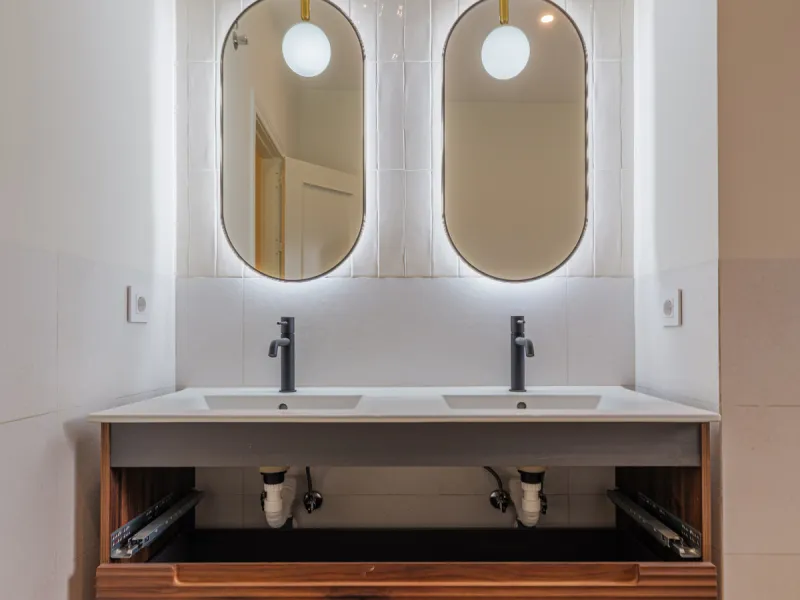Modern apartment located on the third floor of a unique building located in the Historical Center of Malaga, designed by the renowned architect Gerónimo Cuervo, author of emblematic works such as the Cervantes Theatre, the Gálvez Hospital, the Church of S