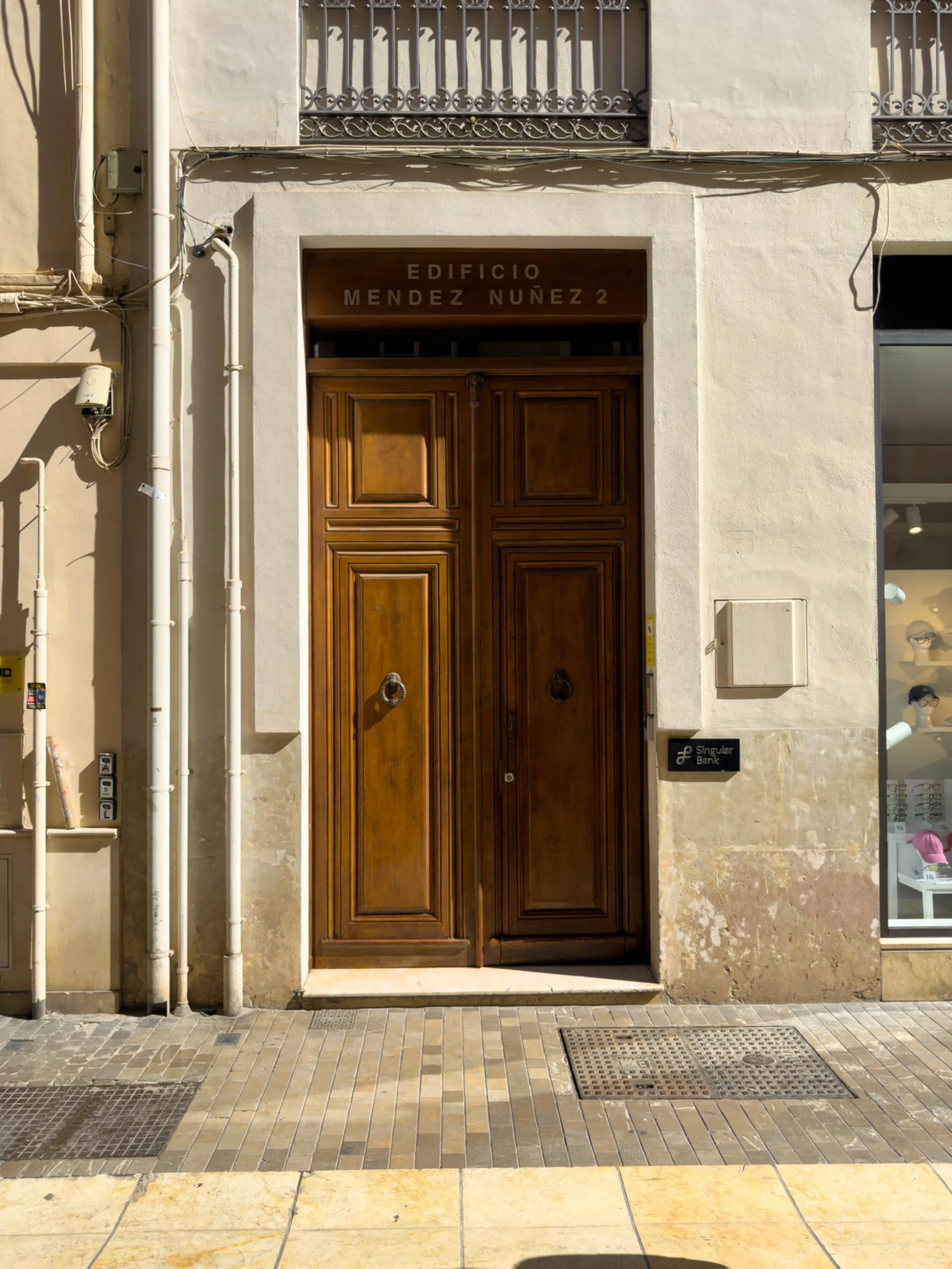 Modern apartment located on the third floor of a unique building located in the Historical Center of Malaga, designed by the renowned architect Gerónimo Cuervo, author of emblematic works such as the Cervantes Theatre, the Gálvez Hospital, the Church of S