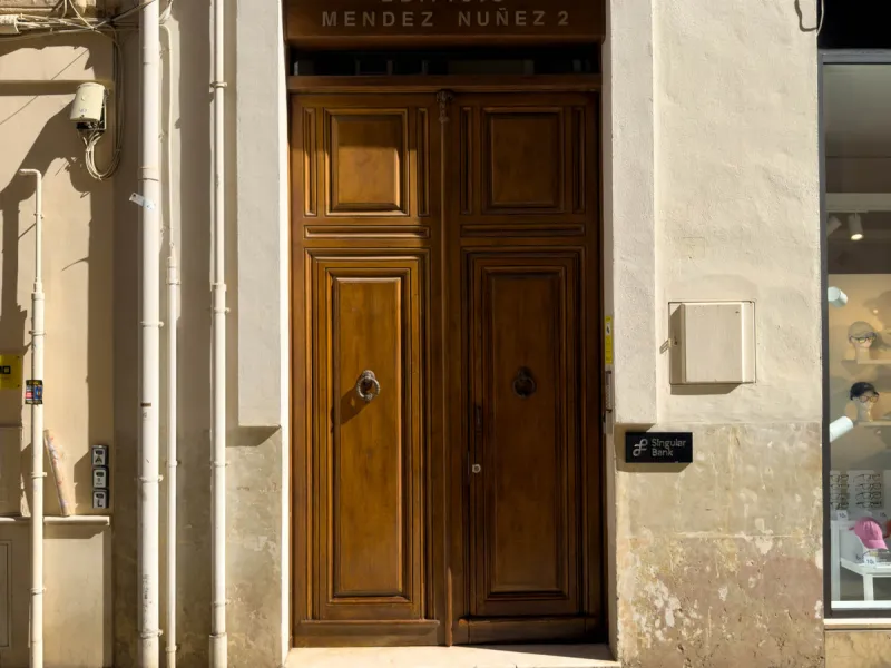 Modern apartment located on the third floor of a unique building located in the Historical Center of Malaga, designed by the renowned architect Gerónimo Cuervo, author of emblematic works such as the Cervantes Theatre, the Gálvez Hospital, the Church of S