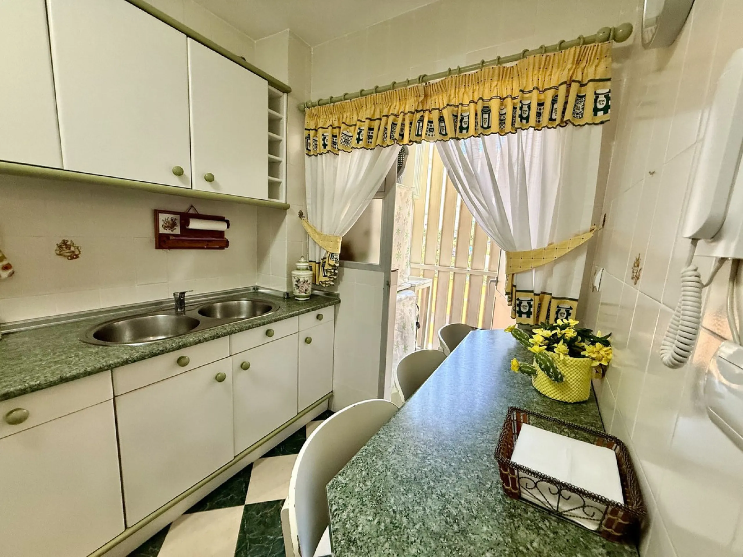 Apartment - Middle Floor Apartment в продаже в Fuengirola, Málaga. В доме 3 спален и 1 ванных комнат. Площадь дома 74 м²