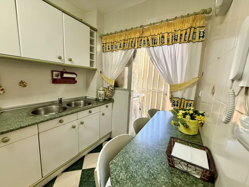 Apartment - Middle Floor Apartment в продаже в Fuengirola, Málaga. В доме 3 спален и 1 ванных комнат. Площадь дома 74 м²