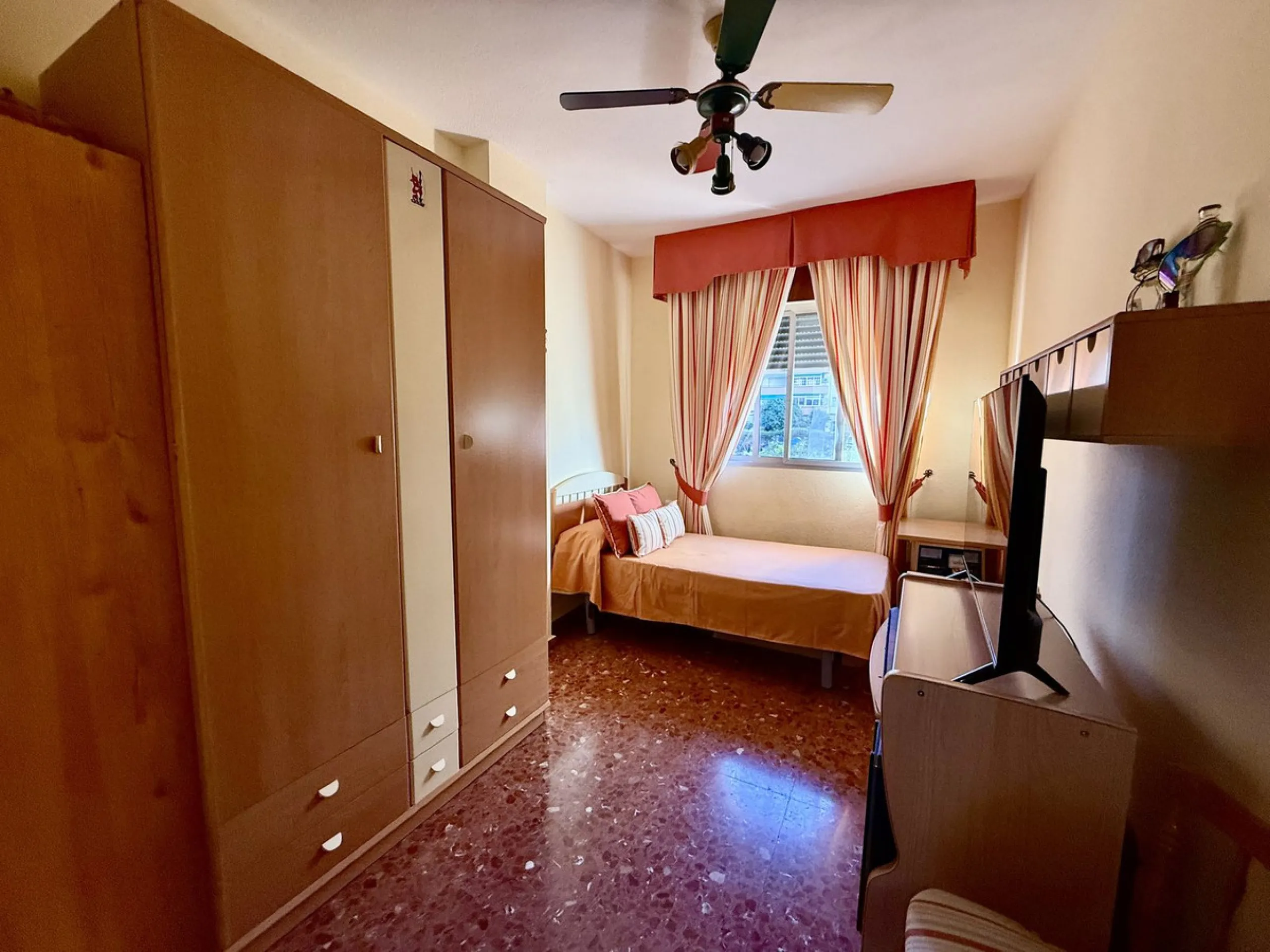 Apartment - Middle Floor Apartment в продаже в Fuengirola, Málaga. В доме 3 спален и 1 ванных комнат. Площадь дома 74 м²