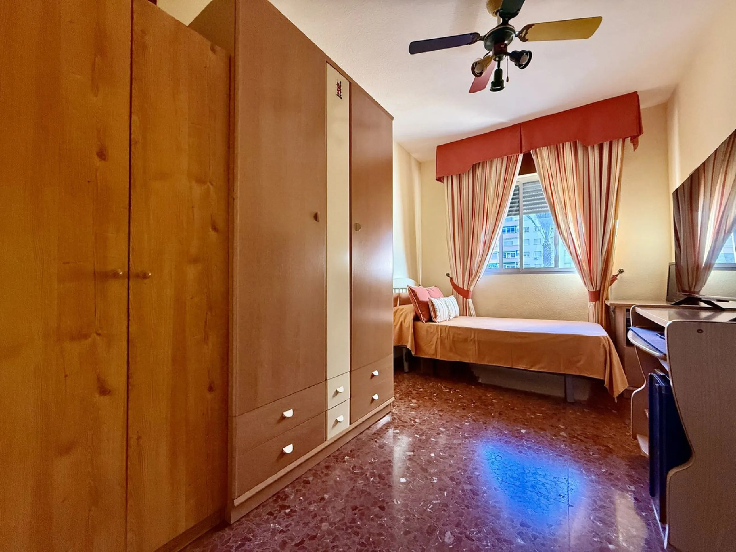 Apartment - Middle Floor Apartment в продаже в Fuengirola, Málaga. В доме 3 спален и 1 ванных комнат. Площадь дома 74 м²