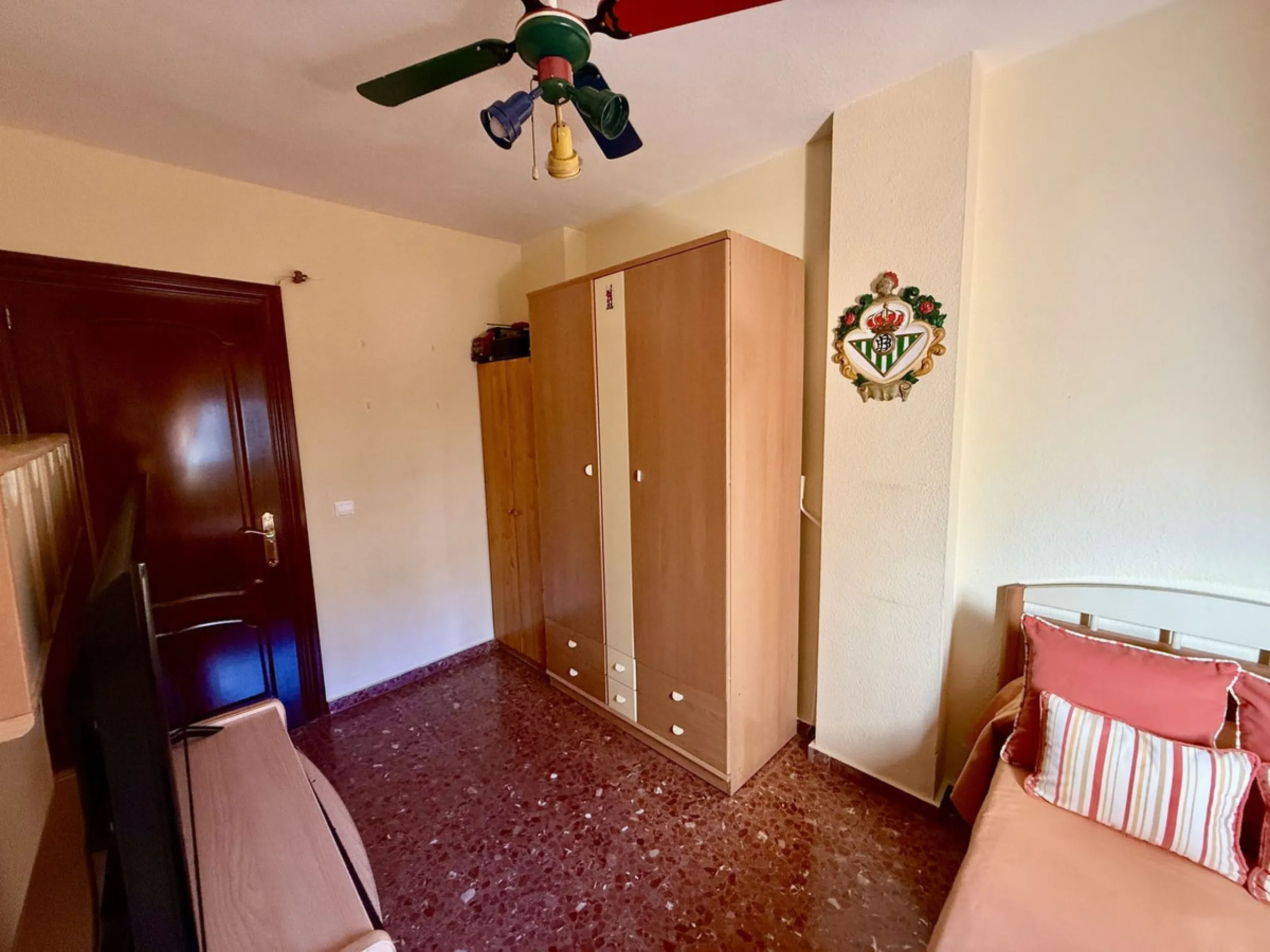 Apartment - Middle Floor Apartment в продаже в Fuengirola, Málaga. В доме 3 спален и 1 ванных комнат. Площадь дома 74 м²
