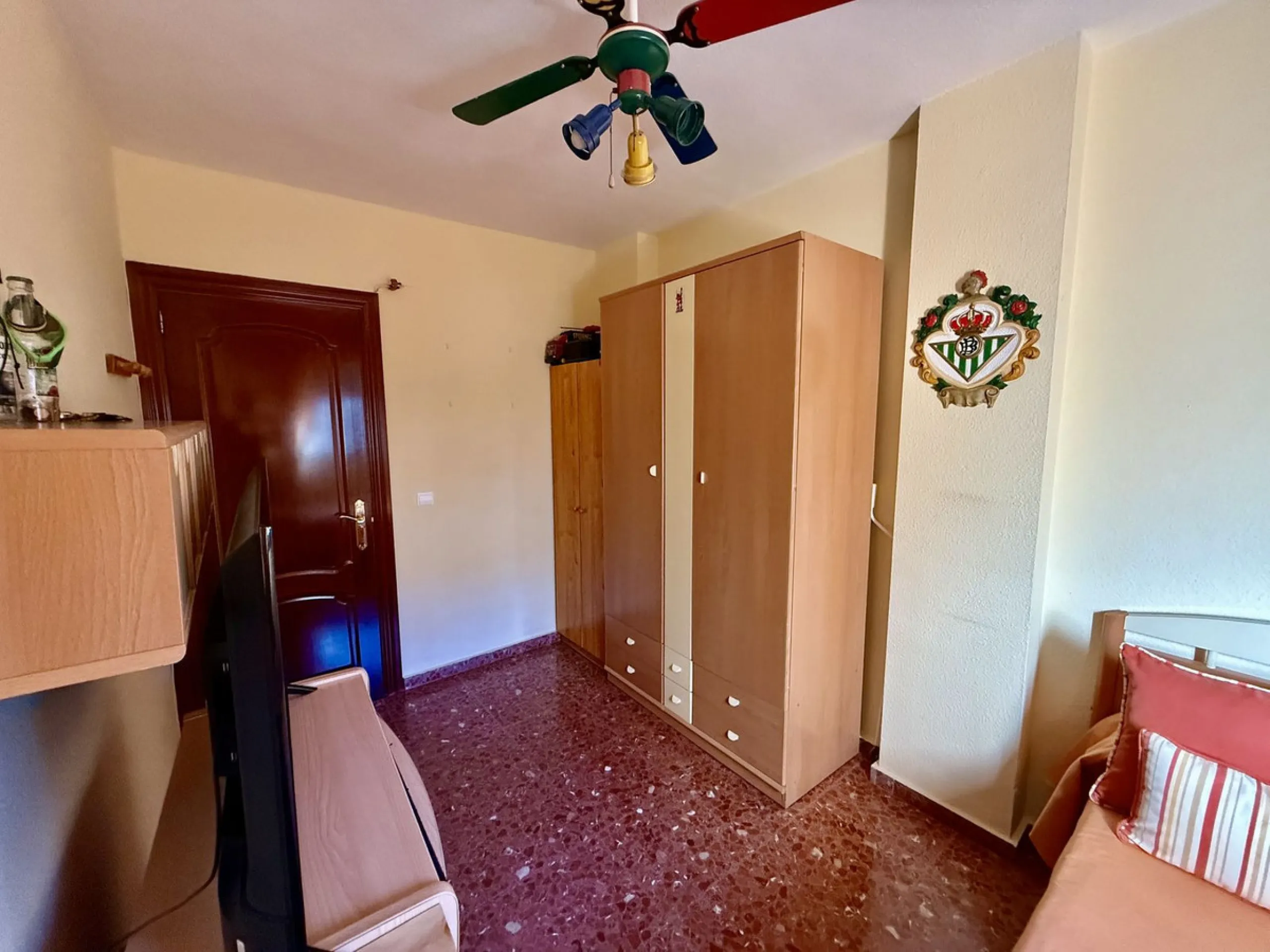Apartment - Middle Floor Apartment в продаже в Fuengirola, Málaga. В доме 3 спален и 1 ванных комнат. Площадь дома 74 м²