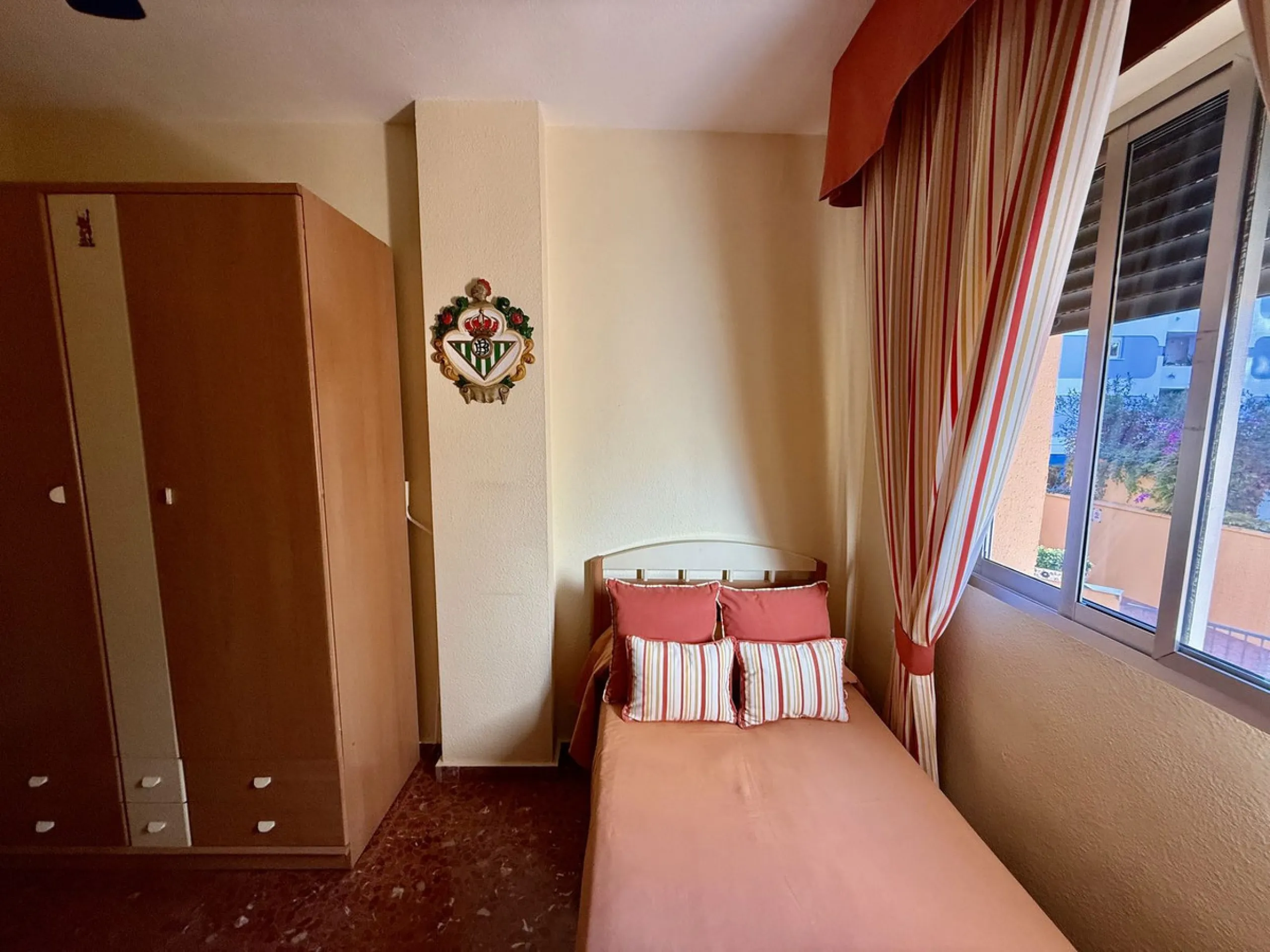 Apartment - Middle Floor Apartment в продаже в Fuengirola, Málaga. В доме 3 спален и 1 ванных комнат. Площадь дома 74 м²