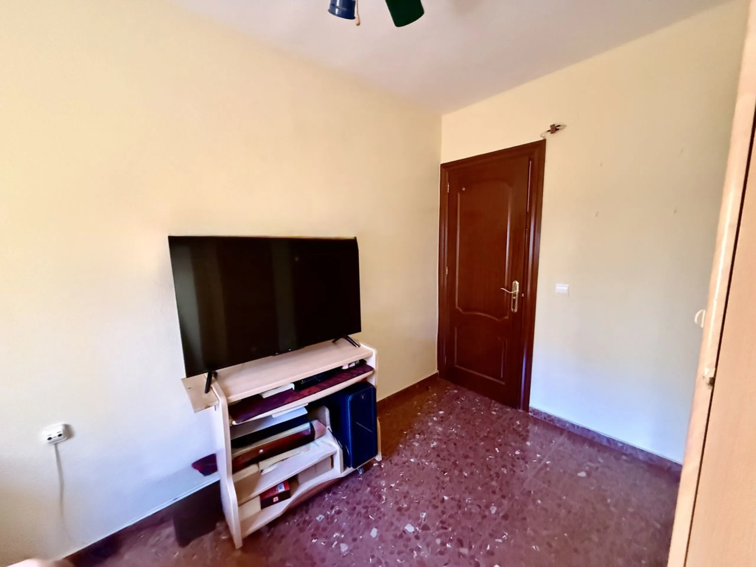 Apartment - Middle Floor Apartment в продаже в Fuengirola, Málaga. В доме 3 спален и 1 ванных комнат. Площадь дома 74 м²
