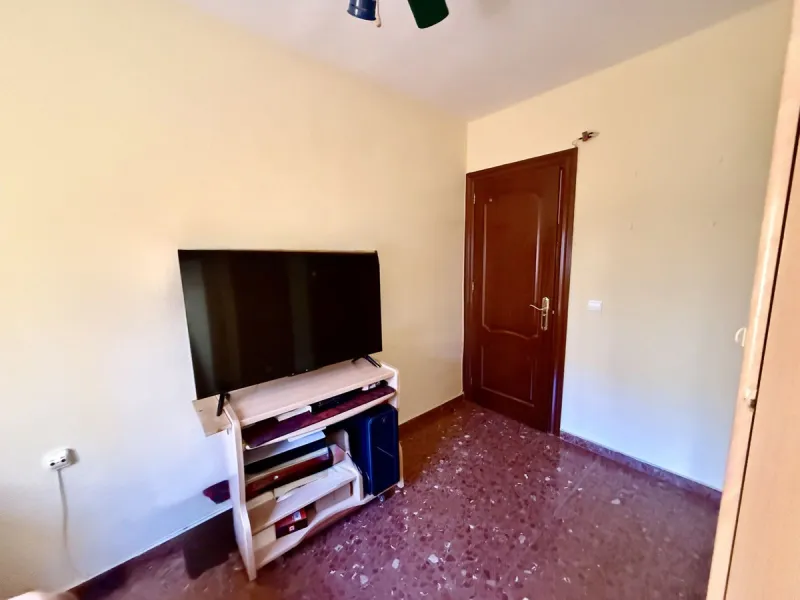 Apartment - Middle Floor Apartment в продаже в Fuengirola, Málaga. В доме 3 спален и 1 ванных комнат. Площадь дома 74 м²