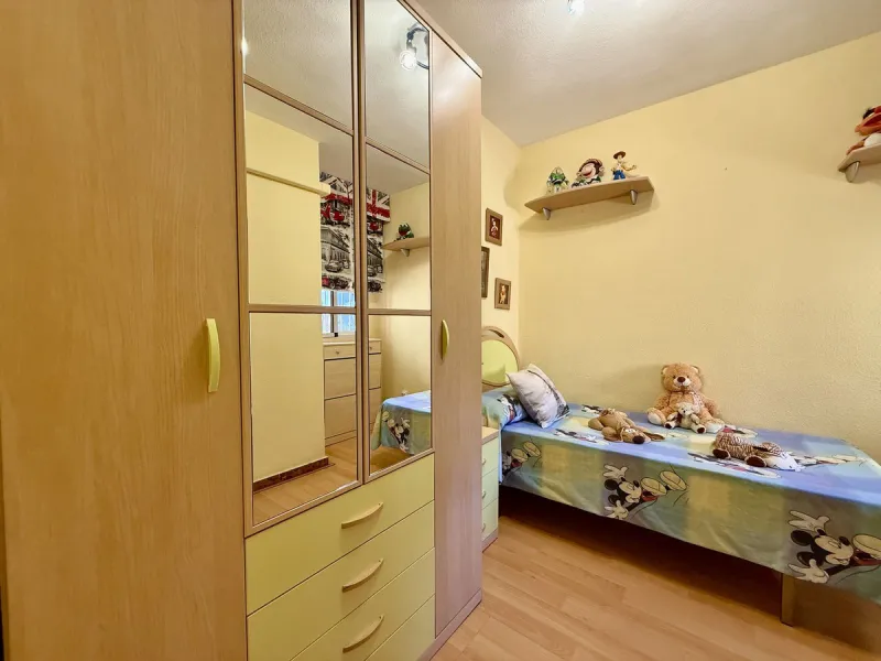 Apartment - Middle Floor Apartment в продаже в Fuengirola, Málaga. В доме 3 спален и 1 ванных комнат. Площадь дома 74 м²