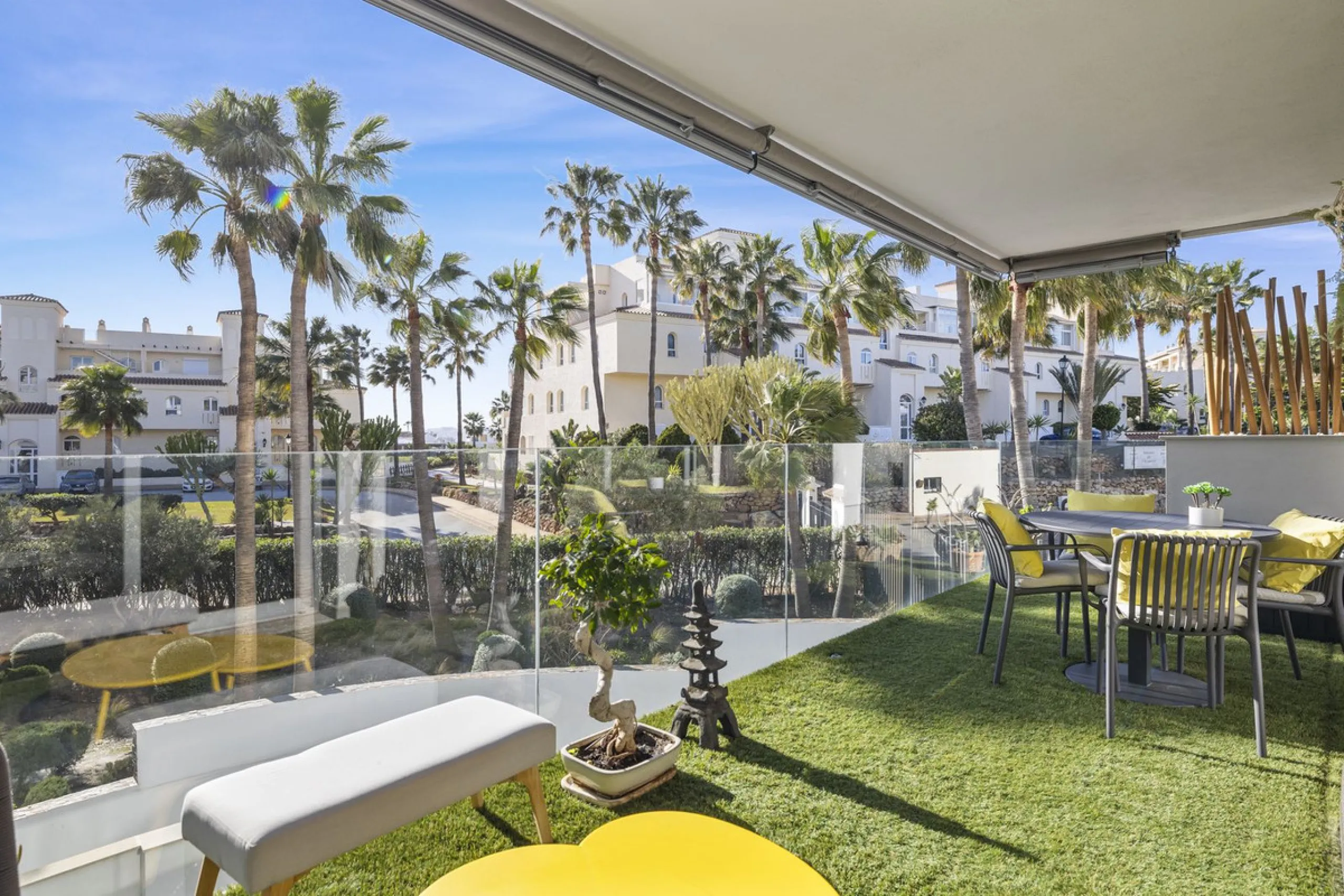 Discover this stylish first-floor apartment in the exclusive El Chaparral area of Mijas Costa, featuring a southwest orientation and a prime location between Fuengirola and La Cala de Mijas.