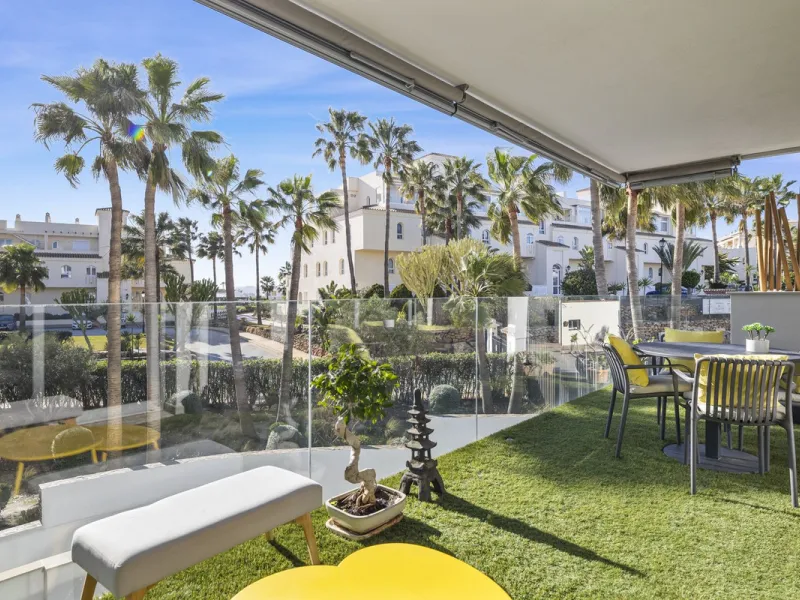 Discover this stylish first-floor apartment in the exclusive El Chaparral area of Mijas Costa, featuring a southwest orientation and a prime location between Fuengirola and La Cala de Mijas.