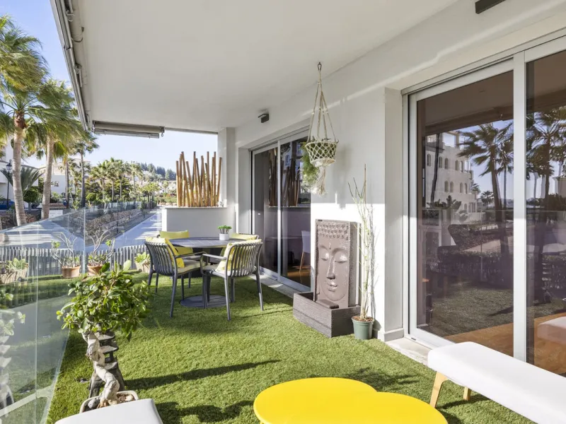 Discover this stylish first-floor apartment in the exclusive El Chaparral area of Mijas Costa, featuring a southwest orientation and a prime location between Fuengirola and La Cala de Mijas.