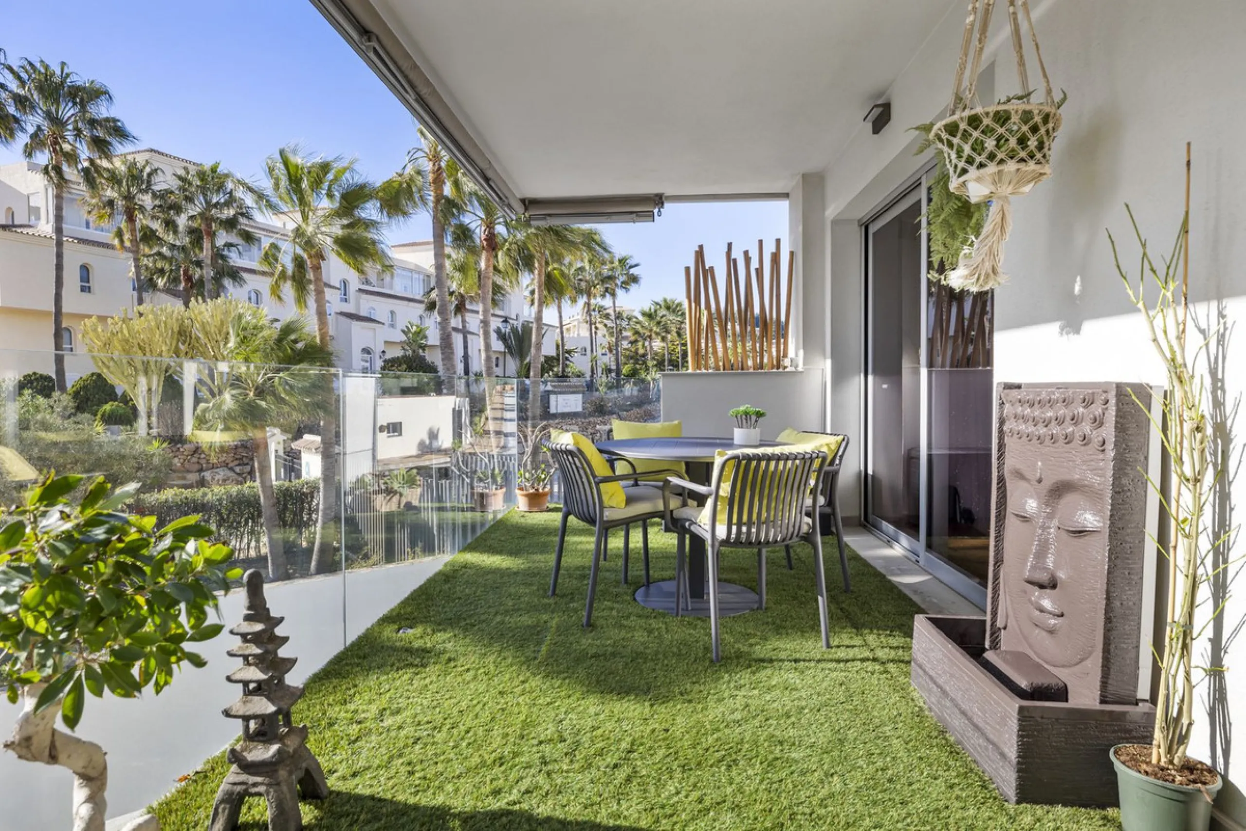 Discover this stylish first-floor apartment in the exclusive El Chaparral area of Mijas Costa, featuring a southwest orientation and a prime location between Fuengirola and La Cala de Mijas.