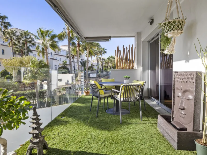 Discover this stylish first-floor apartment in the exclusive El Chaparral area of Mijas Costa, featuring a southwest orientation and a prime location between Fuengirola and La Cala de Mijas.