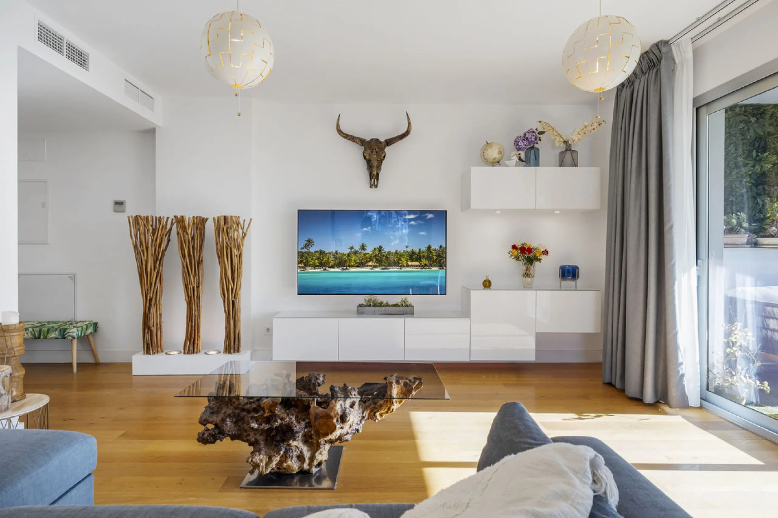 Discover this stylish first-floor apartment in the exclusive El Chaparral area of Mijas Costa, featuring a southwest orientation and a prime location between Fuengirola and La Cala de Mijas.