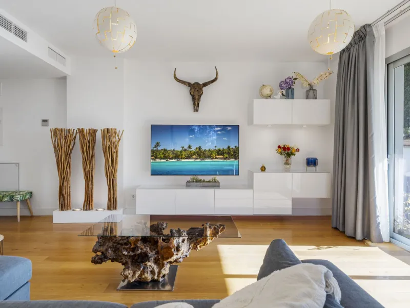 Discover this stylish first-floor apartment in the exclusive El Chaparral area of Mijas Costa, featuring a southwest orientation and a prime location between Fuengirola and La Cala de Mijas.