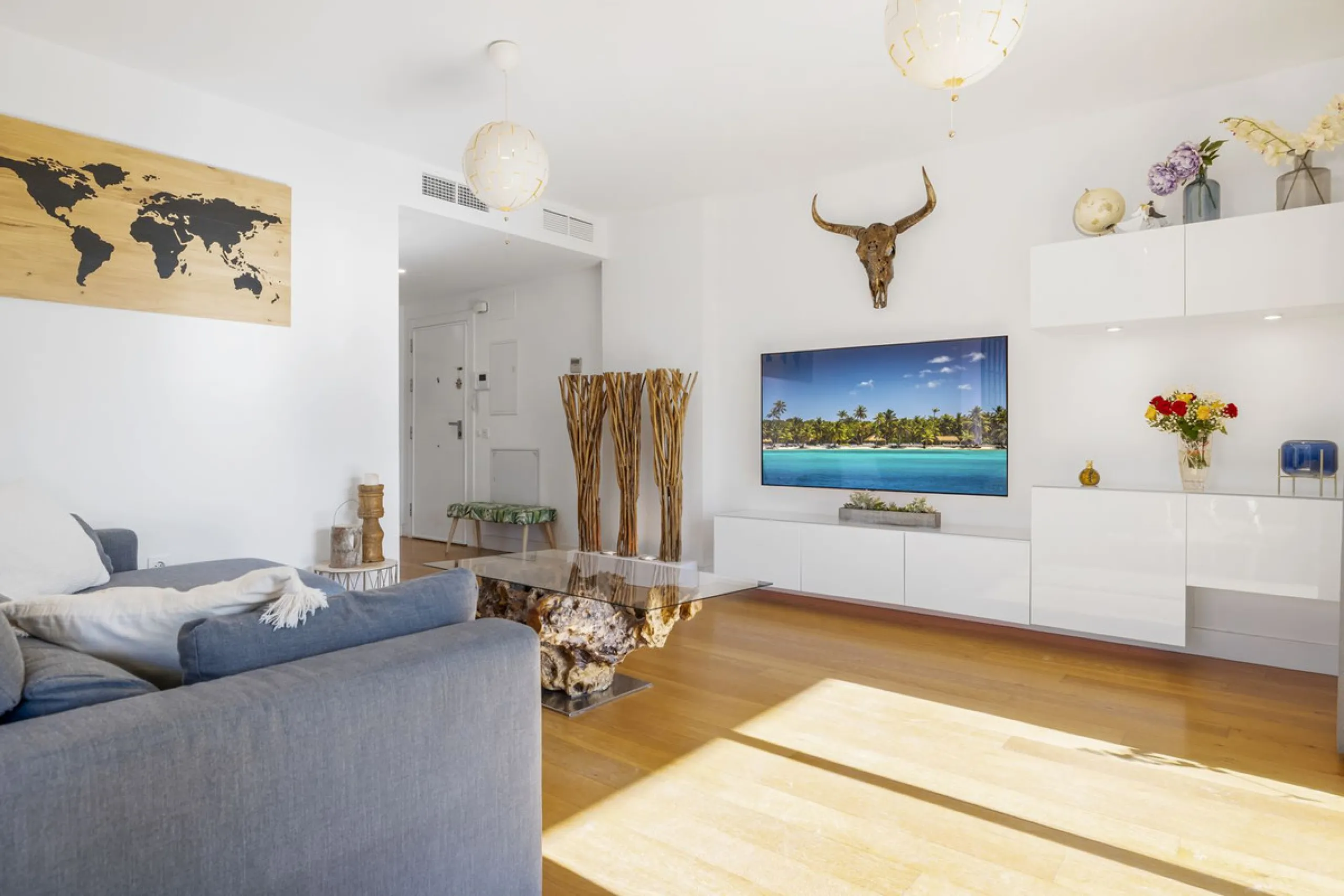 Discover this stylish first-floor apartment in the exclusive El Chaparral area of Mijas Costa, featuring a southwest orientation and a prime location between Fuengirola and La Cala de Mijas.