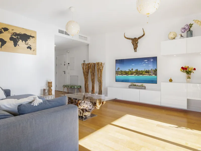 Discover this stylish first-floor apartment in the exclusive El Chaparral area of Mijas Costa, featuring a southwest orientation and a prime location between Fuengirola and La Cala de Mijas.