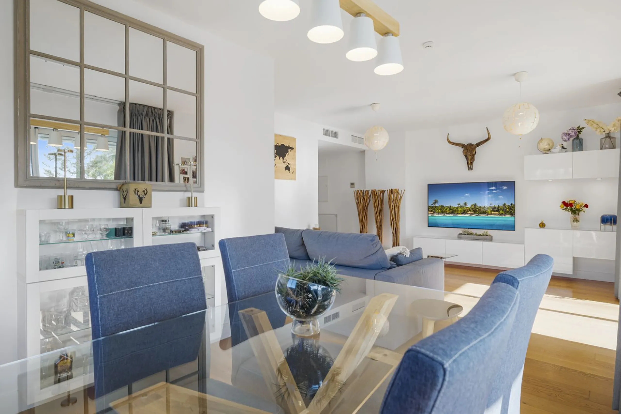 Discover this stylish first-floor apartment in the exclusive El Chaparral area of Mijas Costa, featuring a southwest orientation and a prime location between Fuengirola and La Cala de Mijas.