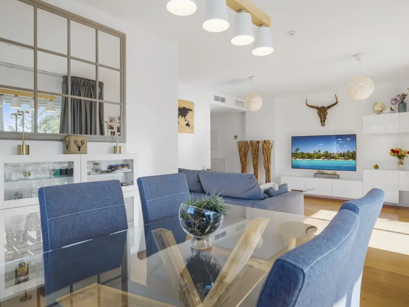 Discover this stylish first-floor apartment in the exclusive El Chaparral area of Mijas Costa, featuring a southwest orientation and a prime location between Fuengirola and La Cala de Mijas.